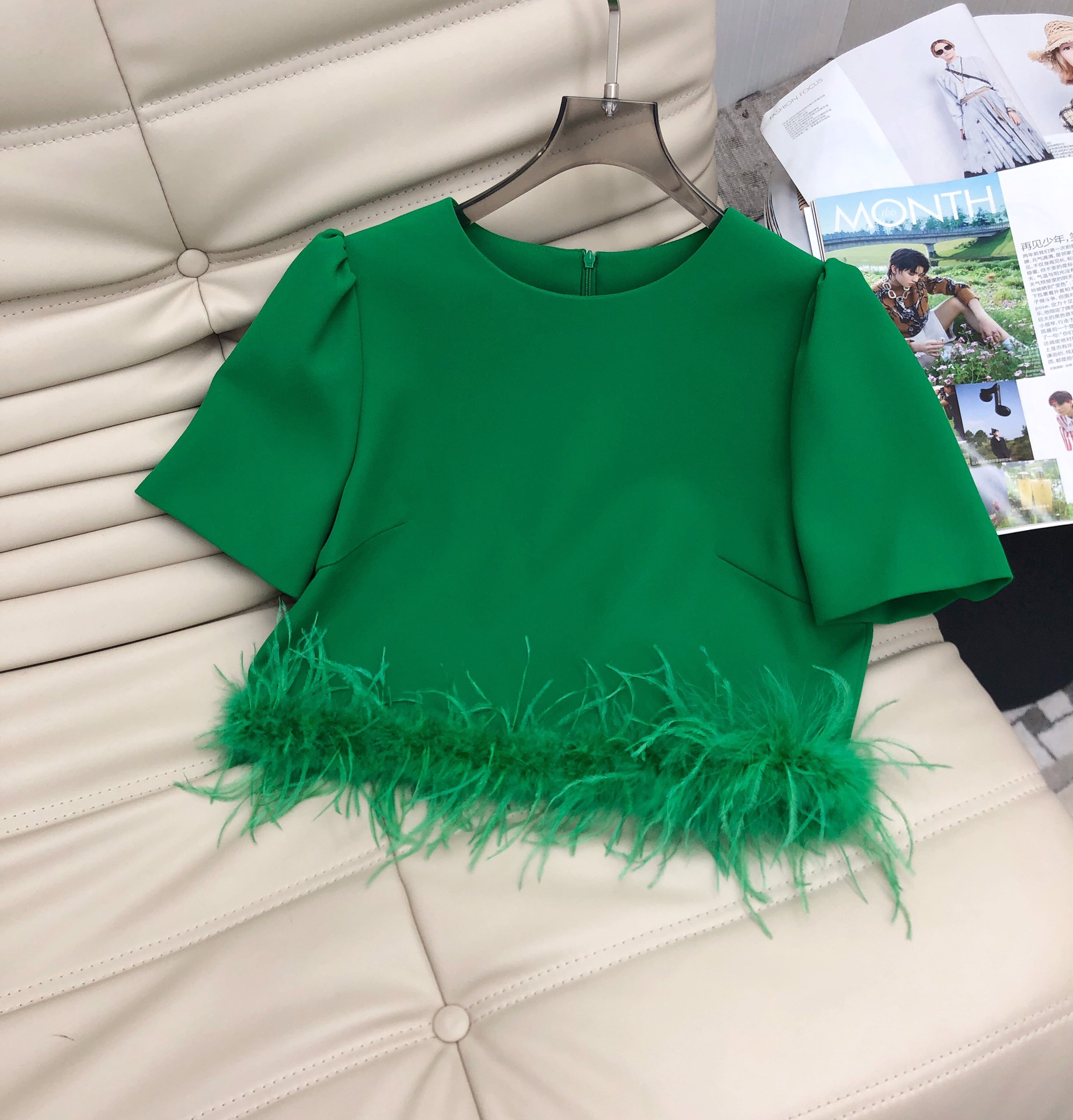 NO:423164,New tops and shorts, new products, small fragrance style top, haute couture feather design at the hem, simple, generous and unique, short style, slim and not picky, temperament, very fashionable with skirts or pants. Recommended 3 colors SM L.,, skirts, shorts, alexander wang19860909上衣短裤上新 新品小香风上衣 下摆高定羽毛设计 简单大方独特 短款版型显瘦不挑人 气质名媛 搭配半裙或裤子都非常洋气 推荐3色SM L.,,skirts,shorts,alexander wang,Women's clothing