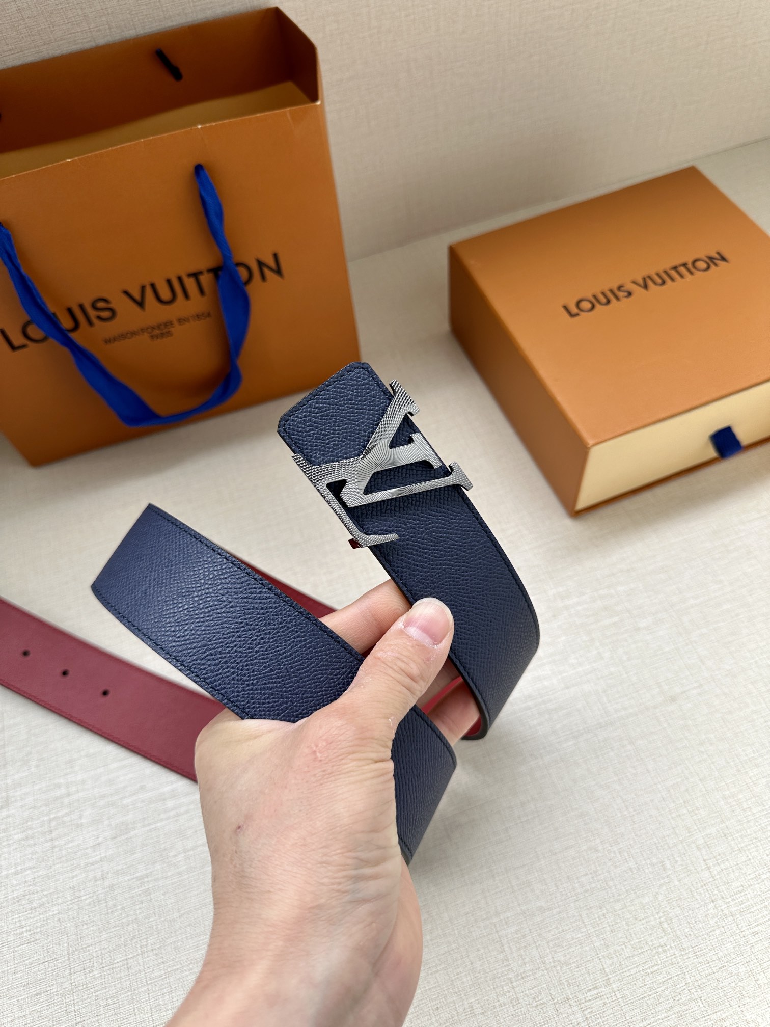 LVRays双面腰带为中央搭扣镂刻细
