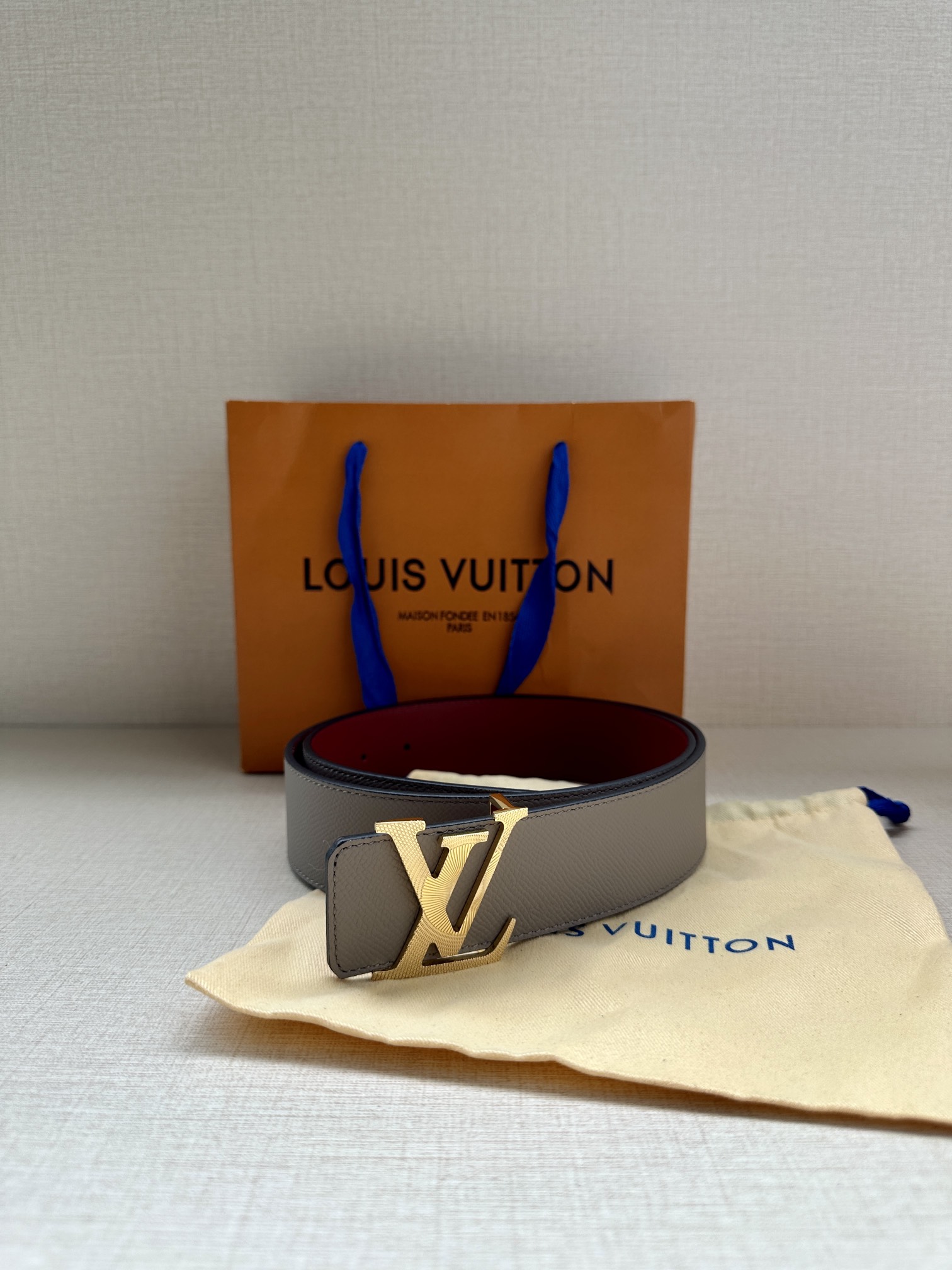 LVRays双面腰带为中央搭扣镂刻细
