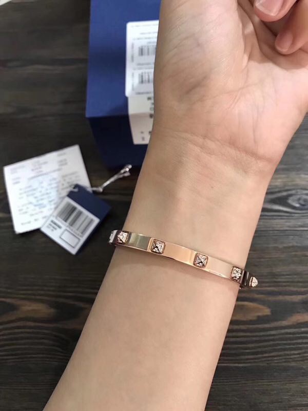 Title: Schwartz Pyramid Bracelet with Golden Rose VD and Crystal Imitation Summary: Elegant bracelet with sharp horn design, transparent crystal, and versatile styling options for glamorous looks. - 图片 9