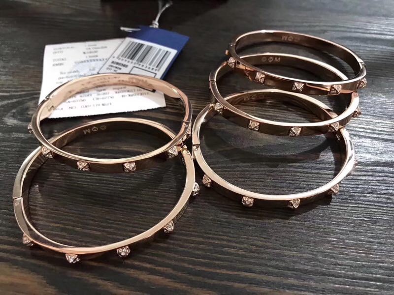 Title: Schwartz Pyramid Bracelet with Golden Rose VD and Crystal Imitation Summary: Elegant bracelet with sharp horn design, transparent crystal, and versatile styling options for glamorous looks. - 图片 3