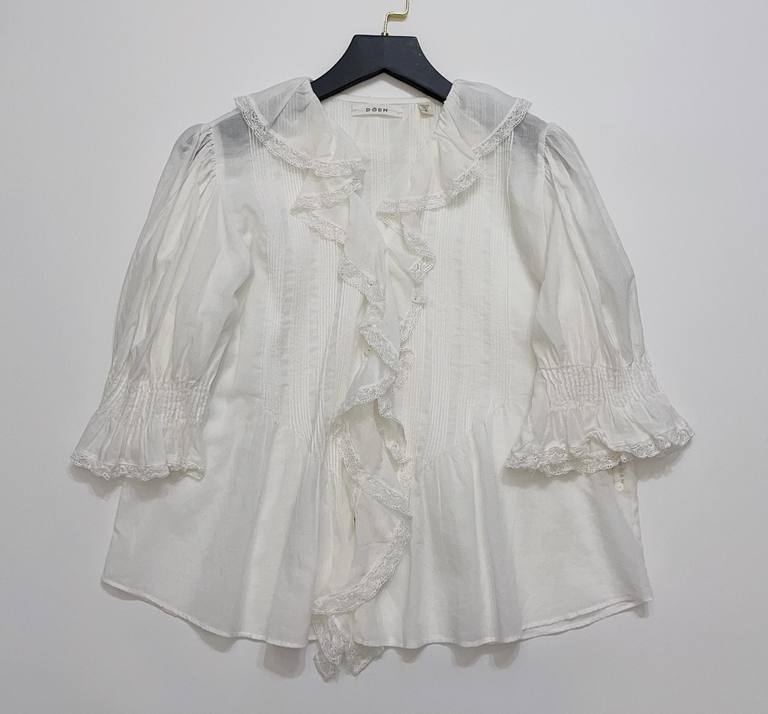 Dôen Ruffle V-Neck Lightweight Sweet Puff Sleeve Shirt