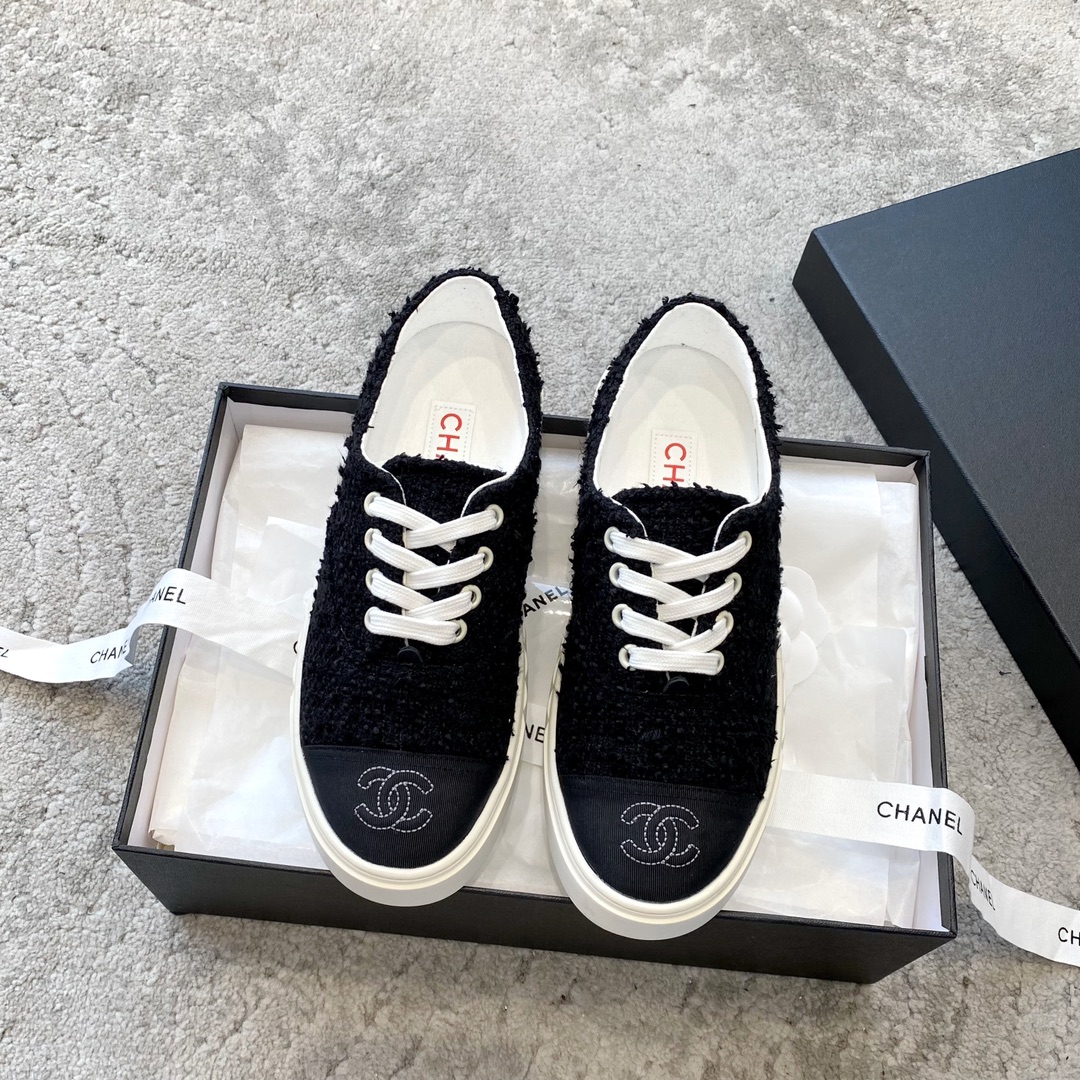 CHANEL canvas sneakers, populair bij influencers en sterren, maken je voeten slanker en benen langer, schattige retro look, canvas, watergeverfd rundsleer