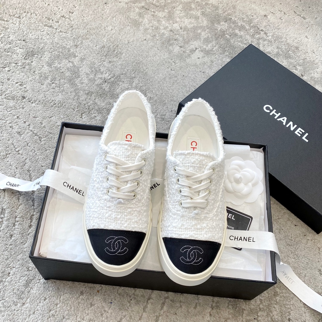 CHANEL canvas sneakers, populair bij influencers en sterren, maken je voeten slanker en je benen langer, schattige retro look, canvas, watergeverfd rundsleer