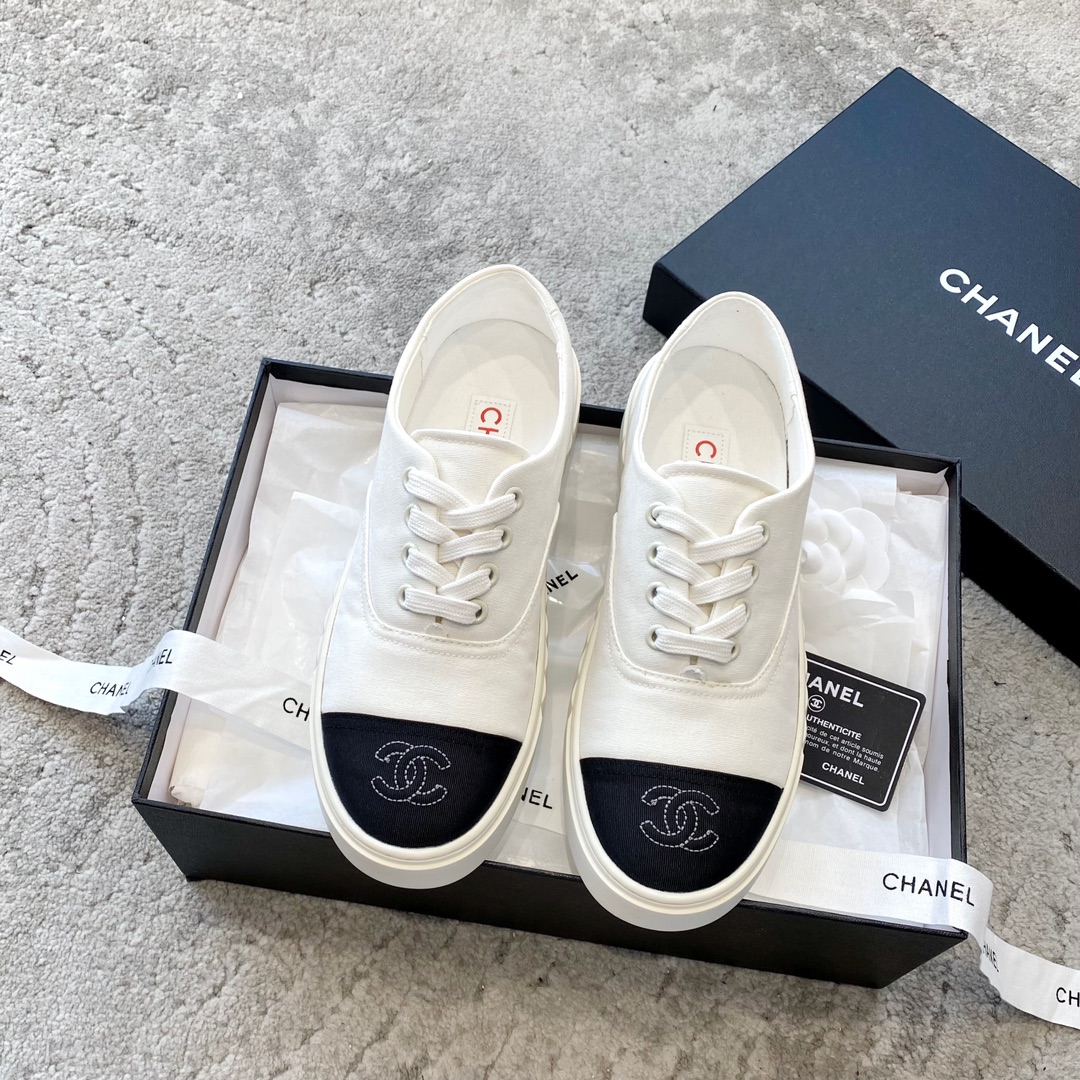 CHANEL canvas sneakers, populair bij influencers en sterren, maken je voeten slanker en je benen langer, schattige retro look, canvas, watergeverfd rundsleer