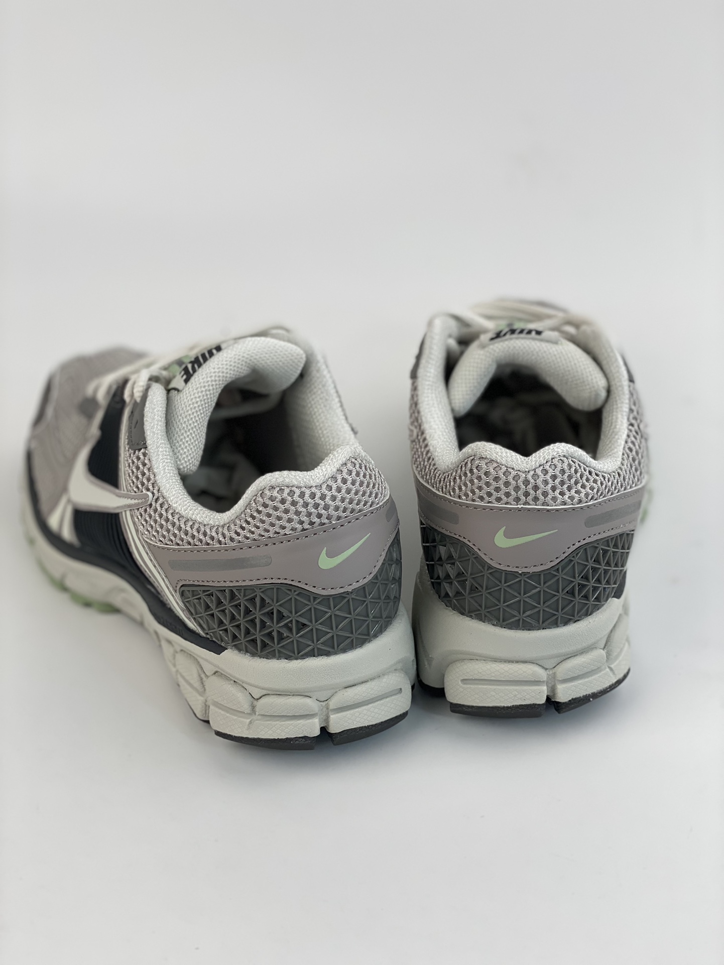 180 NIKE ZOOM Vomero 5 SP 复古风潮 网面透气运动鞋 FB8825-001