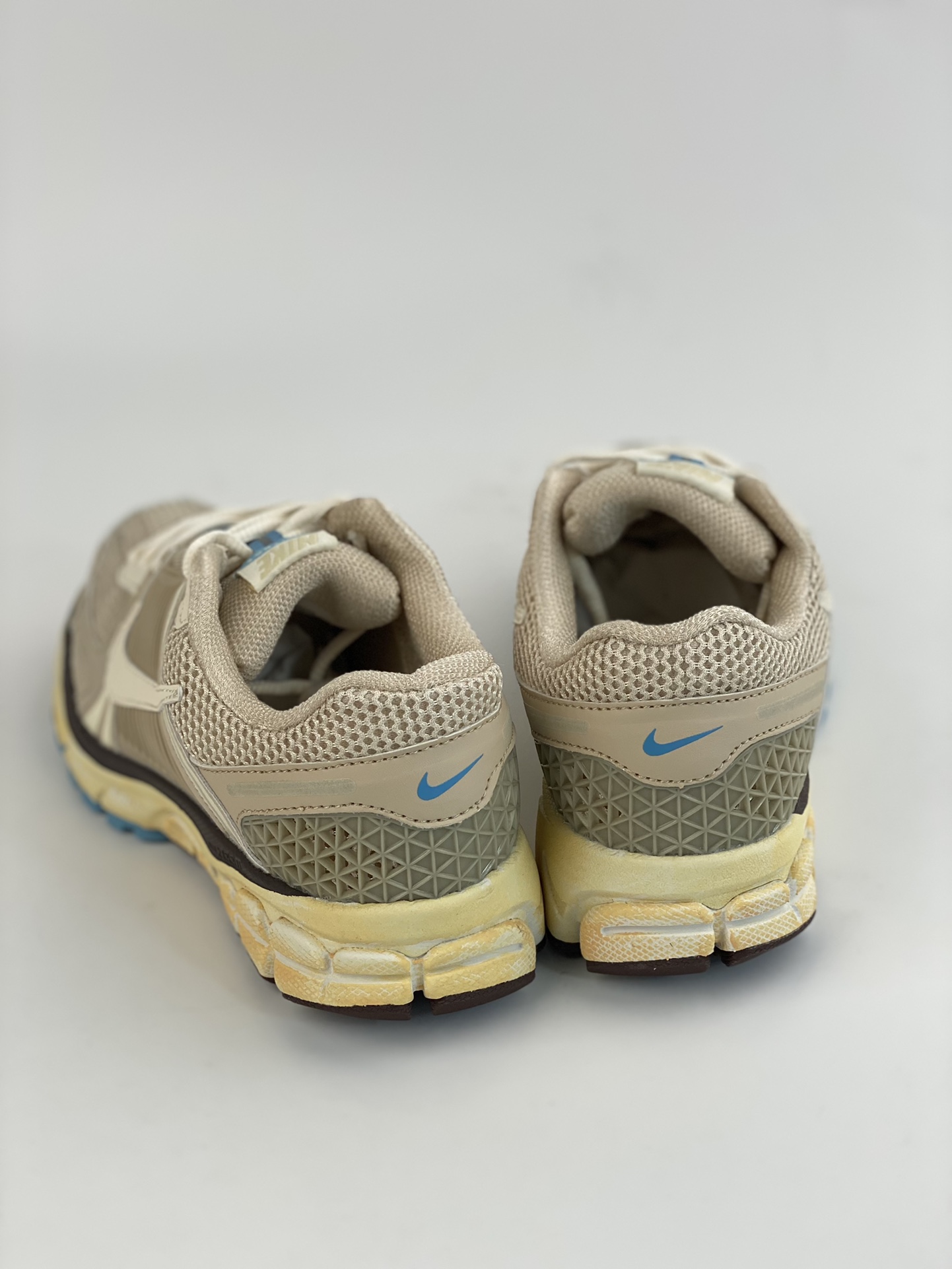 180 NIKE ZOOM Vomero 5 SP 复古风潮 网面透气运动鞋 FB8825-111