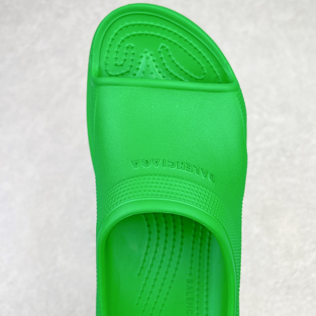 图片[4]-零售💰220 ＃DC Balenciaga Pool Crocs 巴黎世家百搭时尚厚底增高拖鞋 重金购入原鞋及原档案磨具生产指令开发 同源公司EVA粒子环保塑料 原厂指令配方 弹性卡色均保持原鞋一致 匠心打造 鞋口弧度大小 鞋面色泽质感同步原鞋 LOGO内侧钢印清晰工整 以简单的设计 提供全面的舒适性、缓震性、耐用性和支撑力 EVA外底提供优质缓震性能 5毫米足弓 鞋面凹印Balenciaga品牌标识 背面浮印尺码 同色系鞋底和鞋垫 外观时尚大气 鞋底采用耐磨的材质 穿上它都会感觉到舒适的体验 尺码：36 37 38 39 40 编码：by2936020-运动鞋