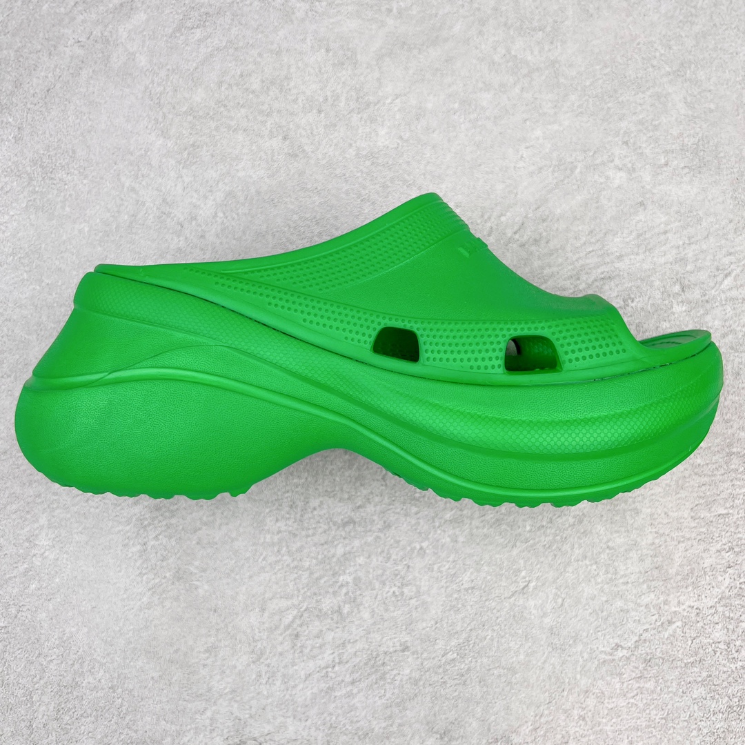 零售💰220 ＃DC Balenciaga Pool Crocs 巴黎世家百搭时尚厚底增高拖鞋 重金购入原鞋及原档案磨具生产指令开发 同源公司EVA粒子环保塑料 原厂指令配方 弹性卡色均保持原鞋一致 匠心打造 鞋口弧度大小 鞋面色泽质感同步原鞋 LOGO内侧钢印清晰工整 以简单的设计 提供全面的舒适性、缓震性、耐用性和支撑力 EVA外底提供优质缓震性能 5毫米足弓 鞋面凹印Balenciaga品牌标识 背面浮印尺码 同色系鞋底和鞋垫 外观时尚大气 鞋底采用耐磨的材质 穿上它都会感觉到舒适的体验 尺码：36 37 38 39 40 编码：by2936020-运动鞋