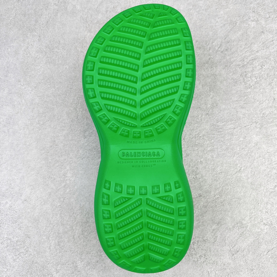 图片[9]-零售💰220 ＃DC Balenciaga Pool Crocs 巴黎世家百搭时尚厚底增高拖鞋 重金购入原鞋及原档案磨具生产指令开发 同源公司EVA粒子环保塑料 原厂指令配方 弹性卡色均保持原鞋一致 匠心打造 鞋口弧度大小 鞋面色泽质感同步原鞋 LOGO内侧钢印清晰工整 以简单的设计 提供全面的舒适性、缓震性、耐用性和支撑力 EVA外底提供优质缓震性能 5毫米足弓 鞋面凹印Balenciaga品牌标识 背面浮印尺码 同色系鞋底和鞋垫 外观时尚大气 鞋底采用耐磨的材质 穿上它都会感觉到舒适的体验 尺码：36 37 38 39 40 编码：by2936020-运动鞋