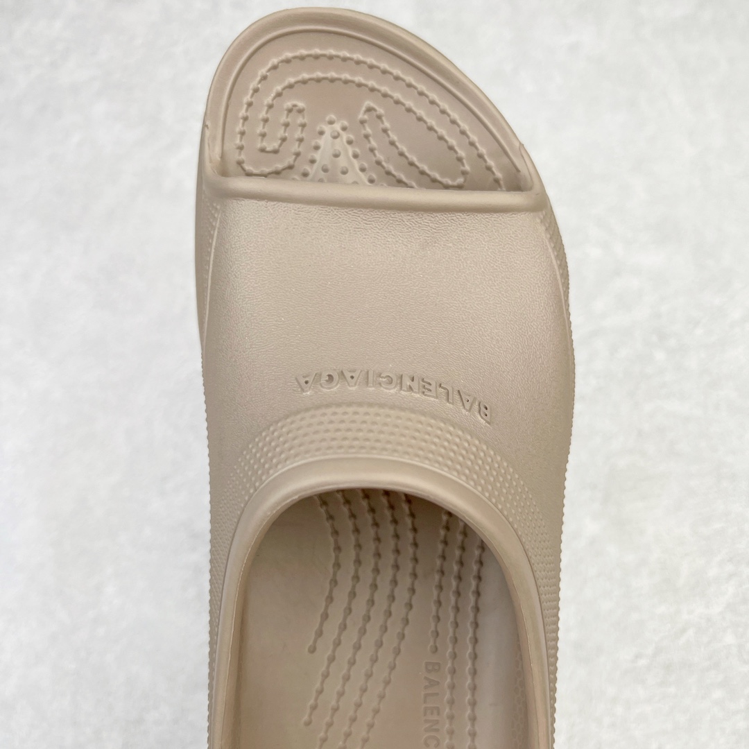 图片[4]-零售💰220 ＃DC Balenciaga Pool Crocs 巴黎世家百搭时尚厚底增高拖鞋 重金购入原鞋及原档案磨具生产指令开发 同源公司EVA粒子环保塑料 原厂指令配方 弹性卡色均保持原鞋一致 匠心打造 鞋口弧度大小 鞋面色泽质感同步原鞋 LOGO内侧钢印清晰工整 以简单的设计 提供全面的舒适性、缓震性、耐用性和支撑力 EVA外底提供优质缓震性能 5毫米足弓 鞋面凹印Balenciaga品牌标识 背面浮印尺码 同色系鞋底和鞋垫 外观时尚大气 鞋底采用耐磨的材质 穿上它都会感觉到舒适的体验 尺码：36 37 38 39 40 编码：by2936020-运动鞋