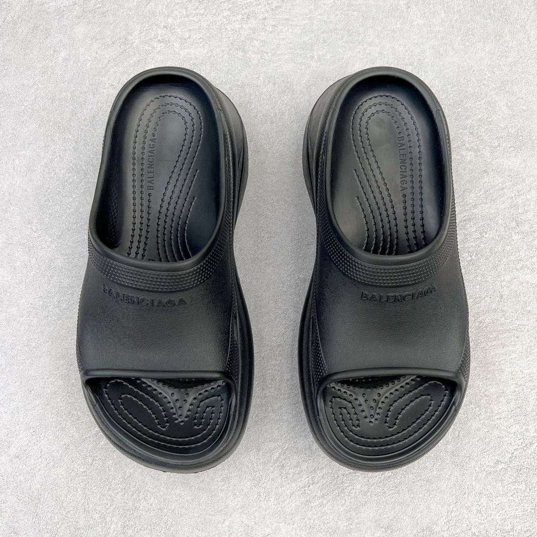 图片[2]-零售💰220 ＃DC Balenciaga Pool Crocs 巴黎世家百搭时尚厚底增高拖鞋 重金购入原鞋及原档案磨具生产指令开发 同源公司EVA粒子环保塑料 原厂指令配方 弹性卡色均保持原鞋一致 匠心打造 鞋口弧度大小 鞋面色泽质感同步原鞋 LOGO内侧钢印清晰工整 以简单的设计 提供全面的舒适性、缓震性、耐用性和支撑力 EVA外底提供优质缓震性能 5毫米足弓 鞋面凹印Balenciaga品牌标识 背面浮印尺码 同色系鞋底和鞋垫 外观时尚大气 鞋底采用耐磨的材质 穿上它都会感觉到舒适的体验 尺码：36 37 38 39 40 编码：by2936020-运动鞋