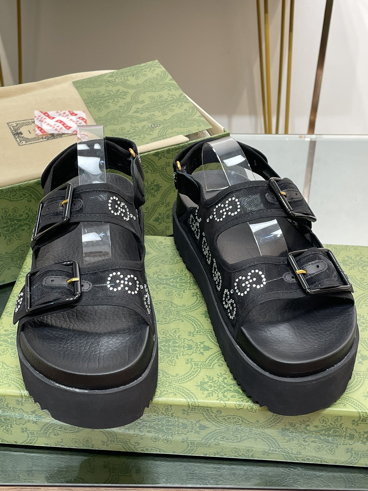 NO:265824,GUCCi high-end boutique Welfare Gucci early spring series GG crystal mesh diamond beach sandals top purchasing quality!  The original version is replicated 1:1, and every detail has been carefully polished and carefully made. It can be compared with ZG, with the same quality as the ZG!  Made of shiny GG crystal lace mesh fabric, this rear lace shoe shows femininity with tulle, lace and crystal feminine details to create a stunning rejuvenation of works!  Original fabric custom imported rhinestones GG noble black fabric   imported Yangjing inner lining / foot pad imported sheepskin lining heel 2.0CM thick sole broadsole mold imported rubber sole size 35-40 (40 custom made without return and exchange) Packaging full set of green original packaging, sandals, gucci, gucci, sandals, sheepskin, sheep19860909GUCCi高端精品 福利古驰早春系列GG水晶网钻沙滩凉鞋顶级代购品质！原版1:1复刻,毎个细节皆经过精心打磨细腻制作.可与ZG对比如一,无二品质！ 这款后系带鞋由饰闪亮GG水晶蕾丝网眼织物面料制作而成,以富有薄纱、蕾丝和水晶女性魅力细节展现女性气质的理念,打造令人惊艳的作品焕新演绎！ 面料原版定制进口水钻GG高贵黑色织物 进口羊京 内里/垫脚进口羊皮里 鞋跟2.0CM厚底 大底模具进口橡胶底 尺码35-40（40定做不退换） 包装全套绿色原包装,凉鞋,gucci,gucci,sandals,sheepskin,sheep,Women's Shoes