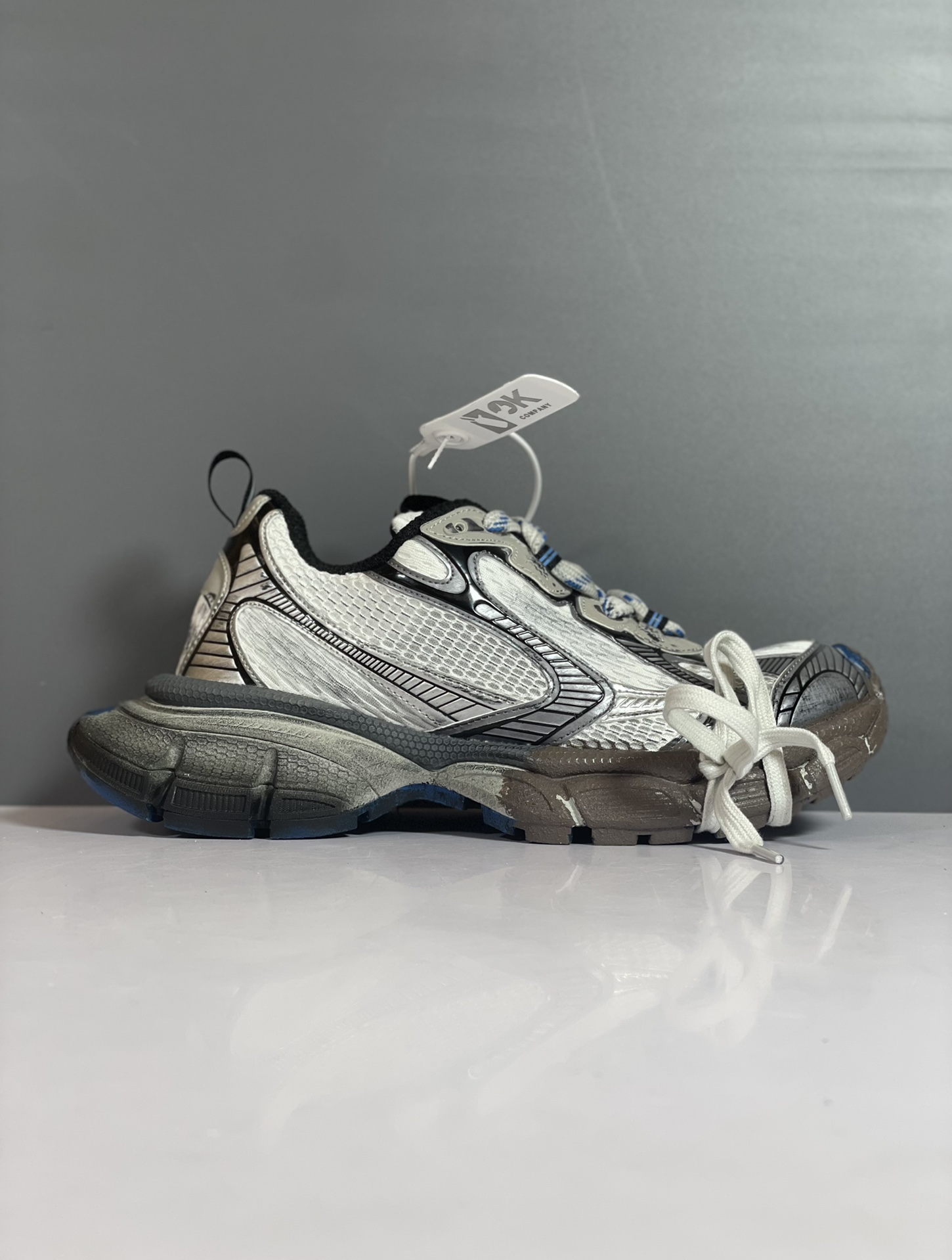 Balenciaga Phantom Sneaker 官方同步 巴黎世家全新3XL十代潮流跑鞋 增加全新设计 在延续 Track Trainer 户外轮廓和复杂鞋面结构的同时，新版本在后跟位置增加了透明带的部件尺码：35 36 37 38 39 40 41 42 43 44 45 46