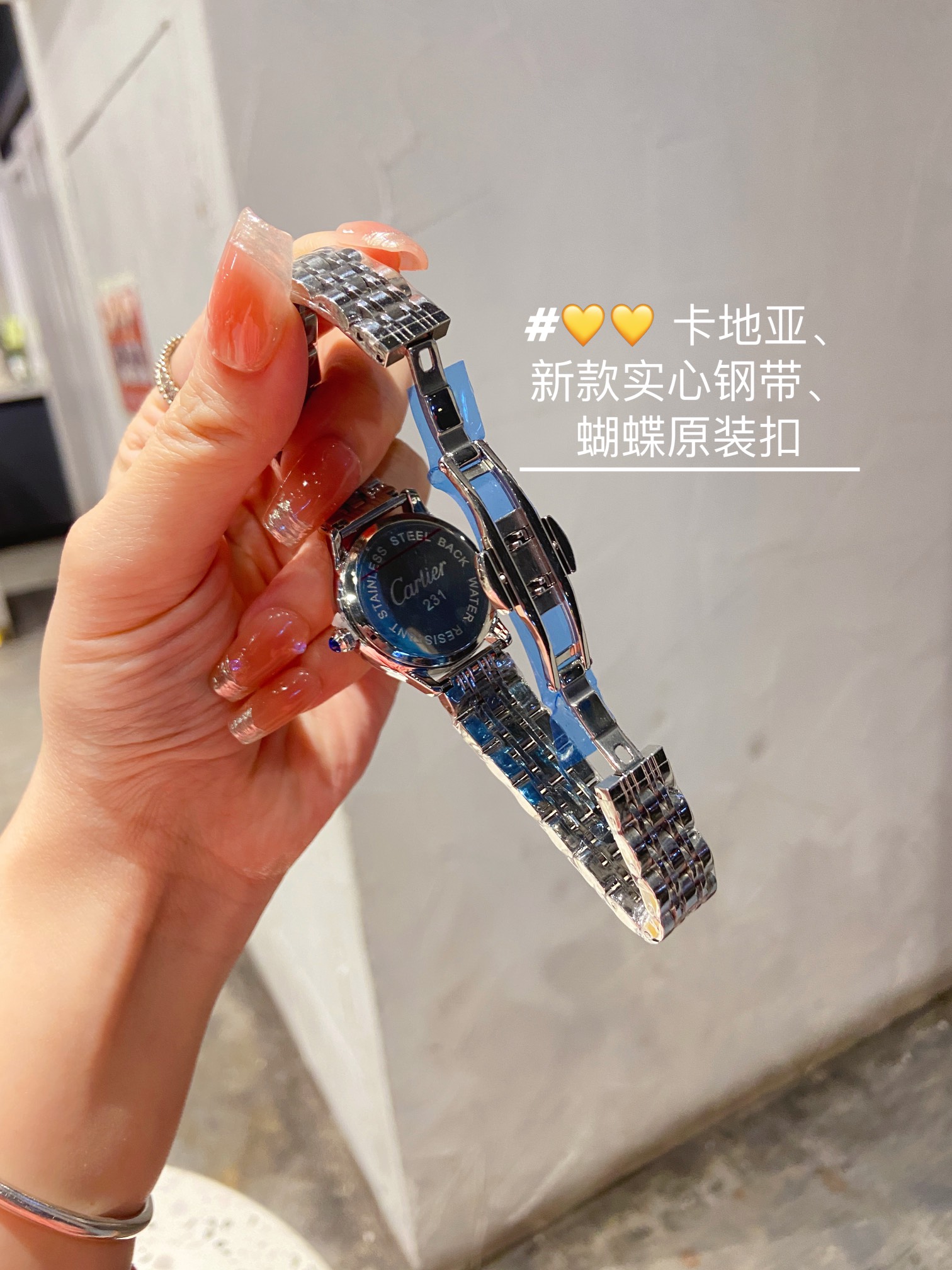 ❤️250包邮/原单代购级别
卡地亚小中古|复古味十足的可爱小表盘新到了Cartier 卡地亚中古表里非常绝的一款圆润小表盘手表,一见钟情,戴上不愿拿下来那种。不同于大热的方形 tank ,它更为特别和小众,精致优雅到极致,罗马数字刻度蓝钢剑形指针和盘面上的轨道纹,满满的法式复古风味表壳上八颗螺丝钉的设计搭配间金的五段金属链带,给整表添加了一些潮酷的机车元素质感超强!卡地亚 Cartier 正牌中古表,喜欢这份气质感。表盘直径29mm!