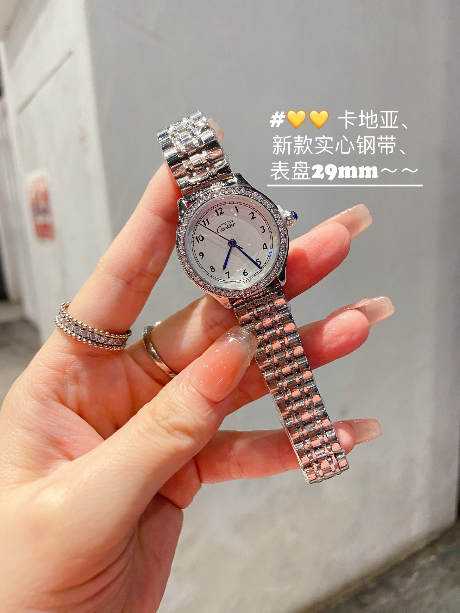 ❤️250包邮/原单代购级别
卡地亚小中古|复古味十足的可爱小表盘新到了Cartier 卡地亚中古表里非常绝的一款圆润小表盘手表,一见钟情,戴上不愿拿下来那种。不同于大热的方形 tank ,它更为特别和小众,精致优雅到极致,罗马数字刻度蓝钢剑形指针和盘面上的轨道纹,满满的法式复古风味表壳上八颗螺丝钉的设计搭配间金的五段金属链带,给整表添加了一些潮酷的机车元素质感超强!卡地亚 Cartier 正牌中古表,喜欢这份气质感。表盘直径29mm!
