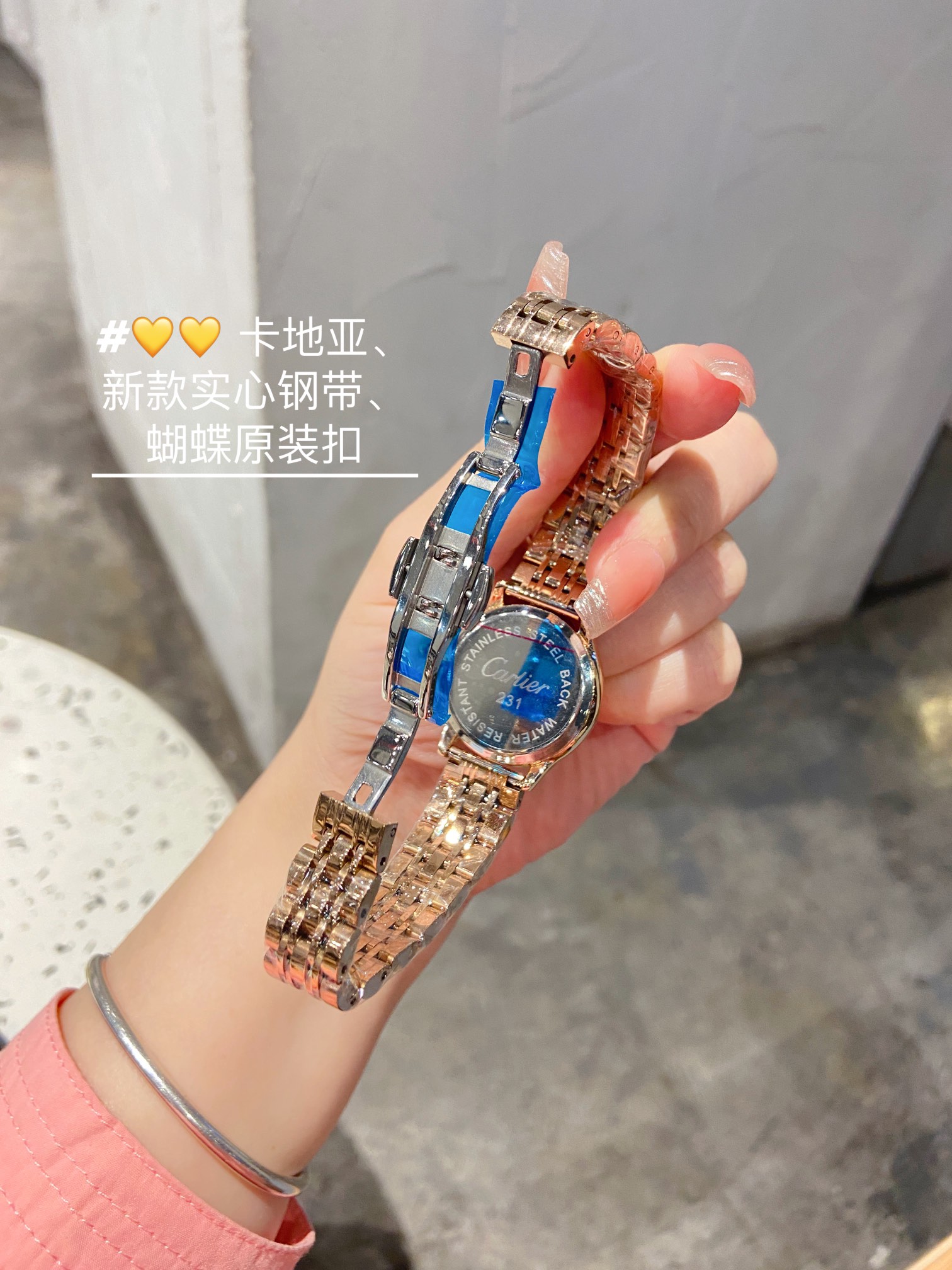❤️250包邮/原单代购级别
卡地亚小中古|复古味十足的可爱小表盘新到了Cartier 卡地亚中古表里非常绝的一款圆润小表盘手表,一见钟情,戴上不愿拿下来那种。不同于大热的方形 tank ,它更为特别和小众,精致优雅到极致,罗马数字刻度蓝钢剑形指针和盘面上的轨道纹,满满的法式复古风味表壳上八颗螺丝钉的设计搭配间金的五段金属链带,给整表添加了一些潮酷的机车元素质感超强!卡地亚 Cartier 正牌中古表,喜欢这份气质感。表盘直径29mm!
