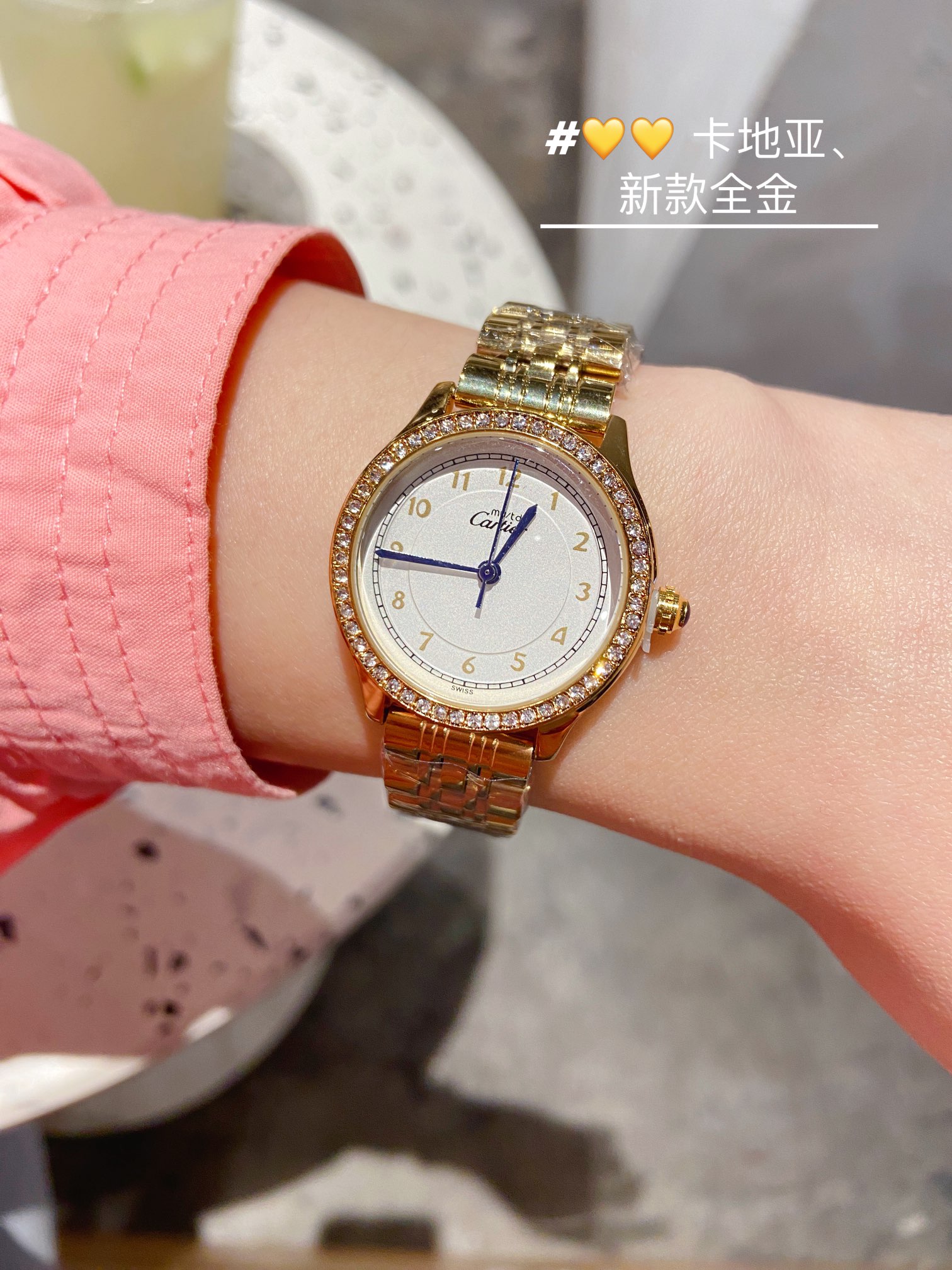 ❤️250包邮/原单代购级别
卡地亚小中古|复古味十足的可爱小表盘新到了Cartier 卡地亚中古表里非常绝的一款圆润小表盘手表,一见钟情,戴上不愿拿下来那种。不同于大热的方形 tank ,它更为特别和小众,精致优雅到极致,罗马数字刻度蓝钢剑形指针和盘面上的轨道纹,满满的法式复古风味表壳上八颗螺丝钉的设计搭配间金的五段金属链带,给整表添加了一些潮酷的机车元素质感超强!卡地亚 Cartier 正牌中古表,喜欢这份气质感。表盘直径29mm!