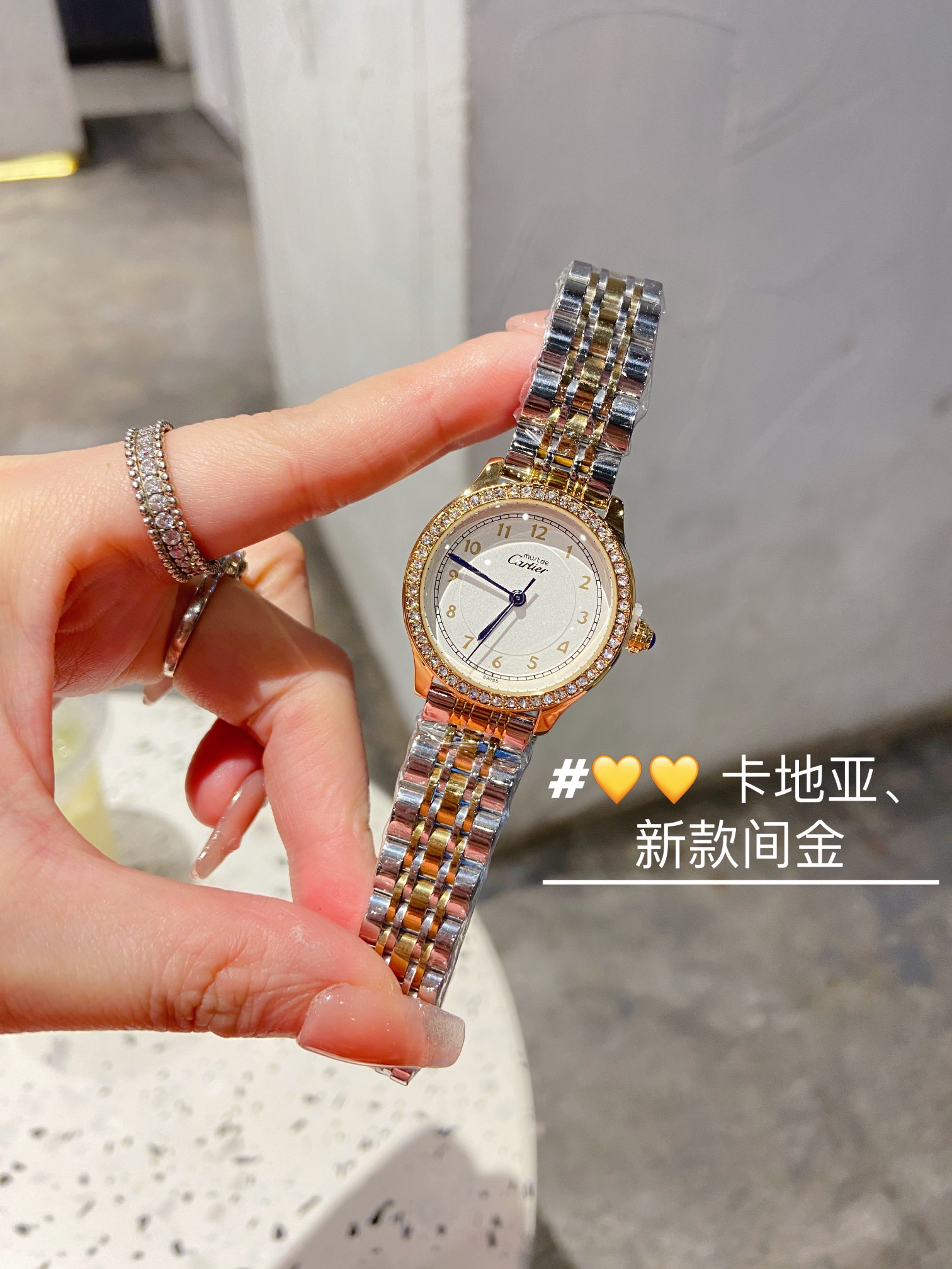 ❤️250包邮/原单代购级别
卡地亚小中古|复古味十足的可爱小表盘新到了Cartier 卡地亚中古表里非常绝的一款圆润小表盘手表,一见钟情,戴上不愿拿下来那种。不同于大热的方形 tank ,它更为特别和小众,精致优雅到极致,罗马数字刻度蓝钢剑形指针和盘面上的轨道纹,满满的法式复古风味表壳上八颗螺丝钉的设计搭配间金的五段金属链带,给整表添加了一些潮酷的机车元素质感超强!卡地亚 Cartier 正牌中古表,喜欢这份气质感。表盘直径29mm!