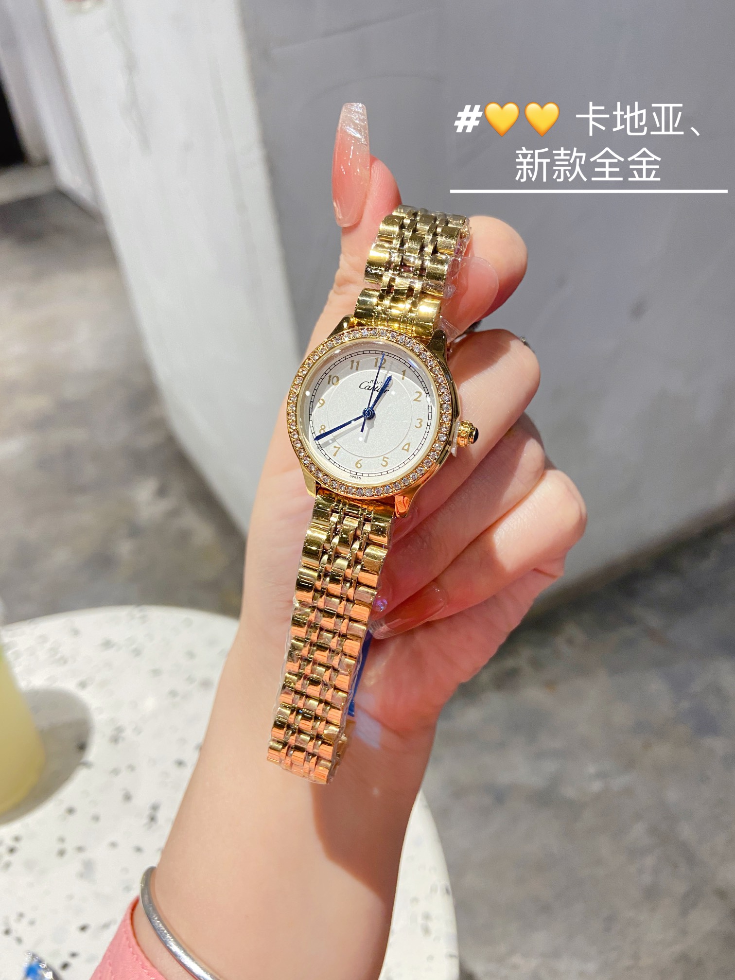 ❤️250包邮/原单代购级别
卡地亚小中古|复古味十足的可爱小表盘新到了Cartier 卡地亚中古表里非常绝的一款圆润小表盘手表,一见钟情,戴上不愿拿下来那种。不同于大热的方形 tank ,它更为特别和小众,精致优雅到极致,罗马数字刻度蓝钢剑形指针和盘面上的轨道纹,满满的法式复古风味表壳上八颗螺丝钉的设计搭配间金的五段金属链带,给整表添加了一些潮酷的机车元素质感超强!卡地亚 Cartier 正牌中古表,喜欢这份气质感。表盘直径29mm!