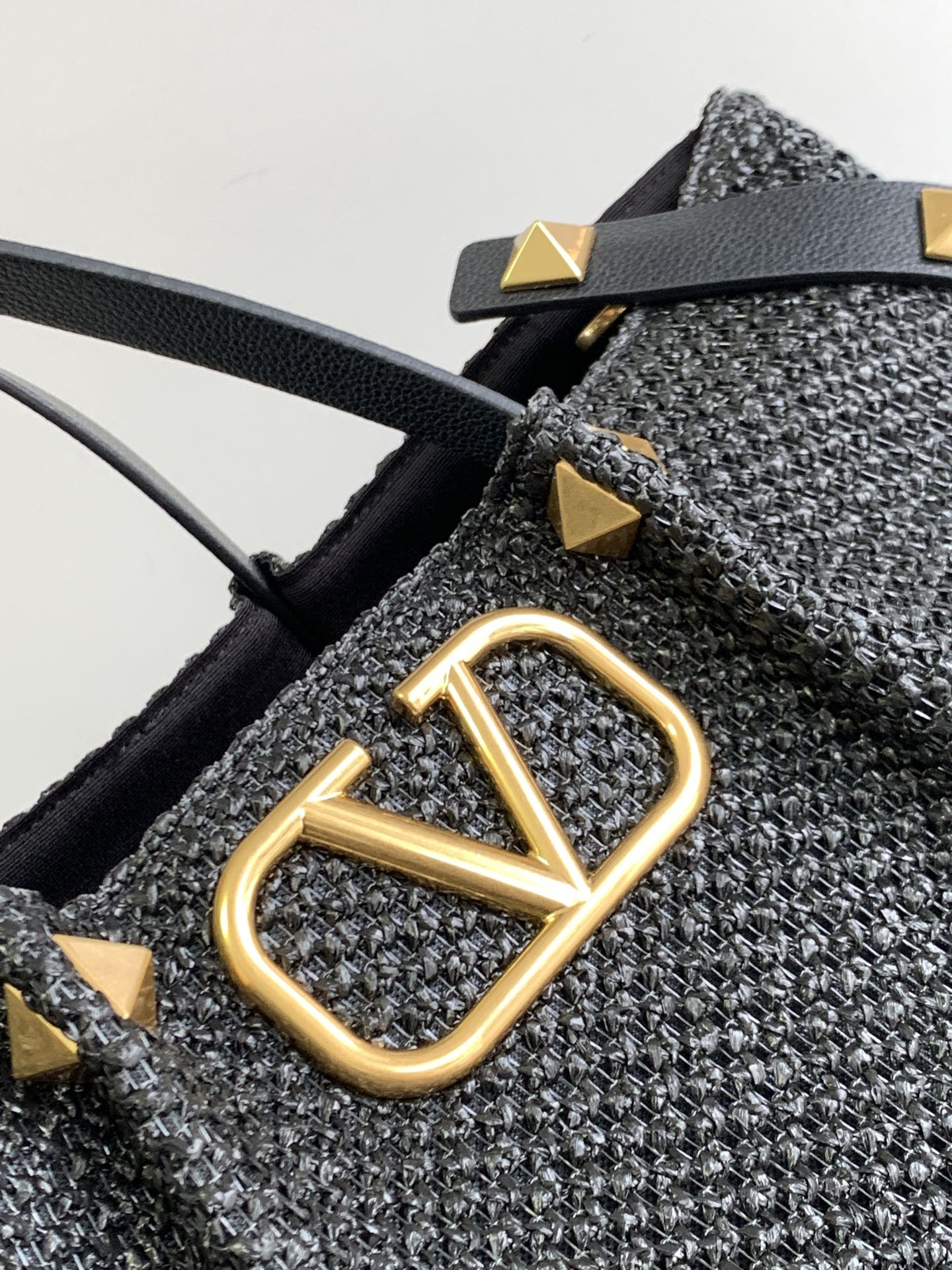 🆕🆕Valent****春夏托特包系列～托特包采用天然拉菲草编织打造，交织形成的空隙营造出清透质感，点缀