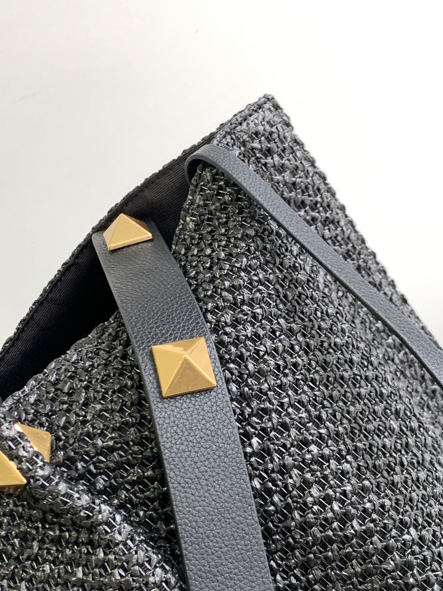 🆕🆕Valent****春夏托特包系列～托特包采用天然拉菲草编织打造，交织形成的空隙营造出清透质感，点缀