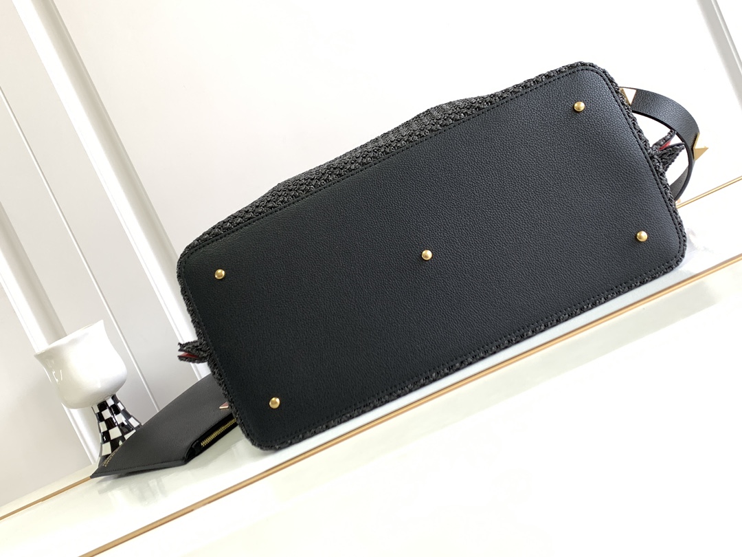 🆕🆕Valent****春夏托特包系列～托特包采用天然拉菲草编织打造，交织形成的空隙营造出清透质感，点缀