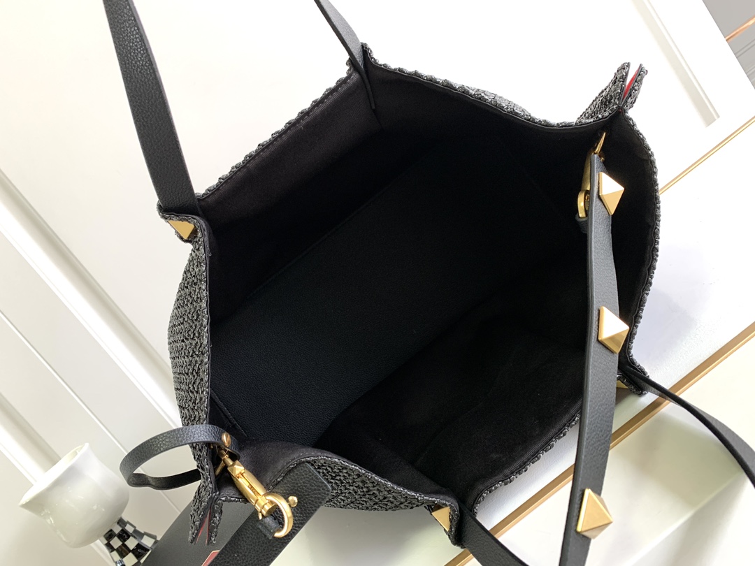 🆕🆕Valent****春夏托特包系列～托特包采用天然拉菲草编织打造，交织形成的空隙营造出清透质感，点缀