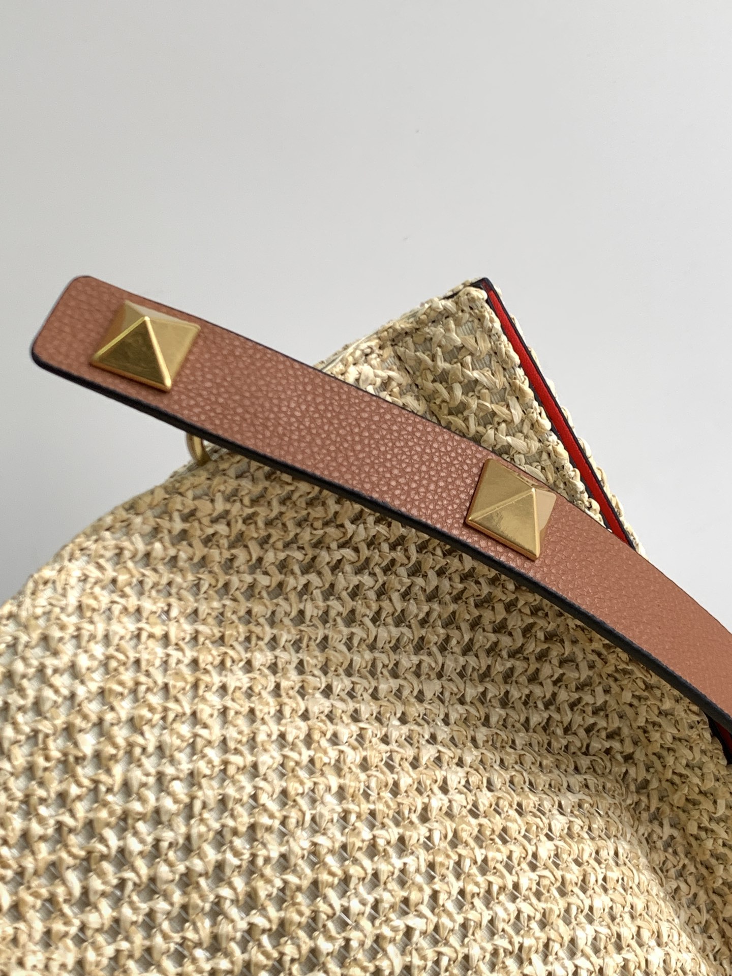 🆕🆕Valent****春夏托特包系列～托特包采用天然拉菲草编织打造，交织形成的空隙营造出清透质感，点缀