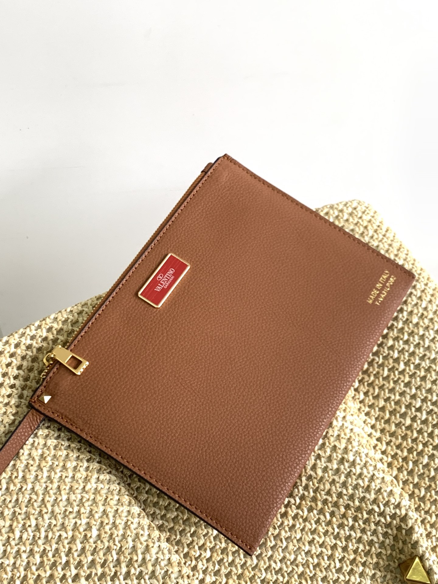 🆕🆕Valent****春夏托特包系列～托特包采用天然拉菲草编织打造，交织形成的空隙营造出清透质感，点缀