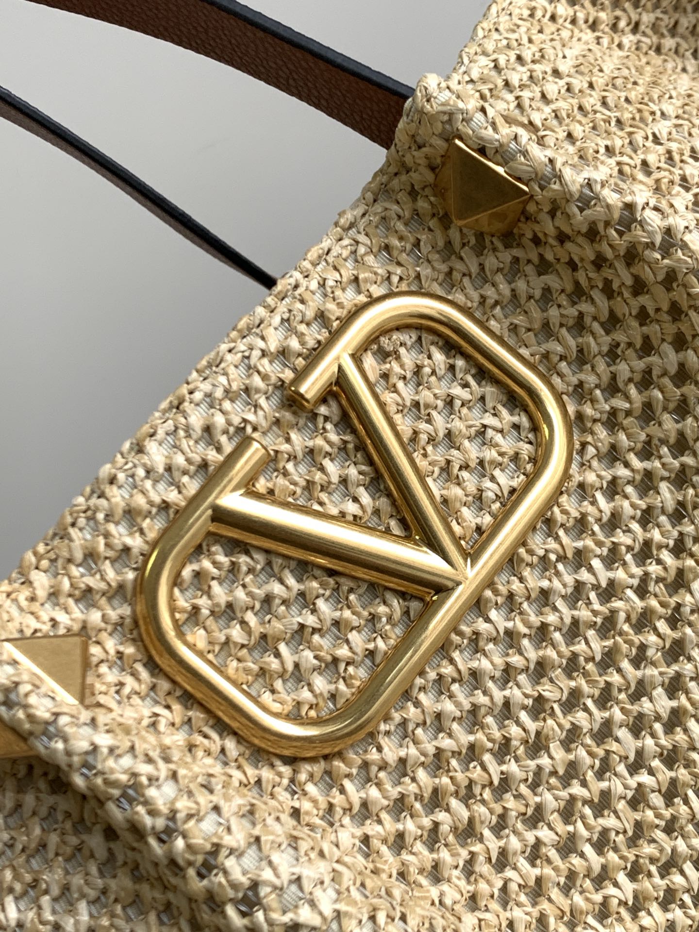 🆕🆕Valent****春夏托特包系列～托特包采用天然拉菲草编织打造，交织形成的空隙营造出清透质感，点缀