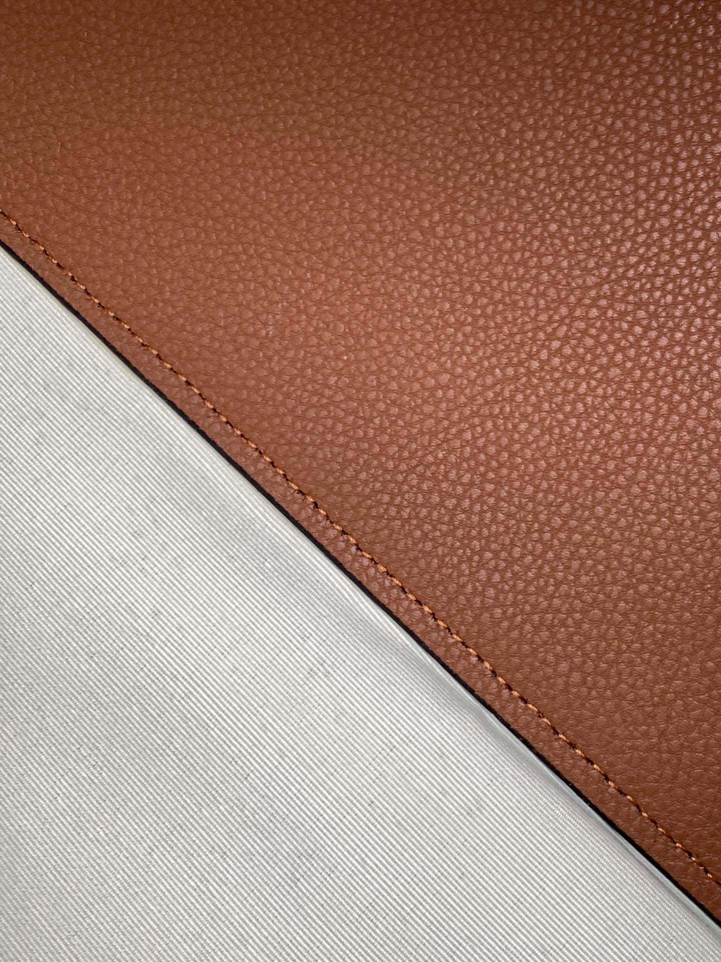 🆕🆕Valent****春夏托特包系列～托特包采用天然拉菲草编织打造，交织形成的空隙营造出清透质感，点缀