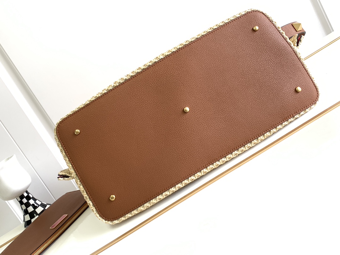 🆕🆕Valent****春夏托特包系列～托特包采用天然拉菲草编织打造，交织形成的空隙营造出清透质感，点缀