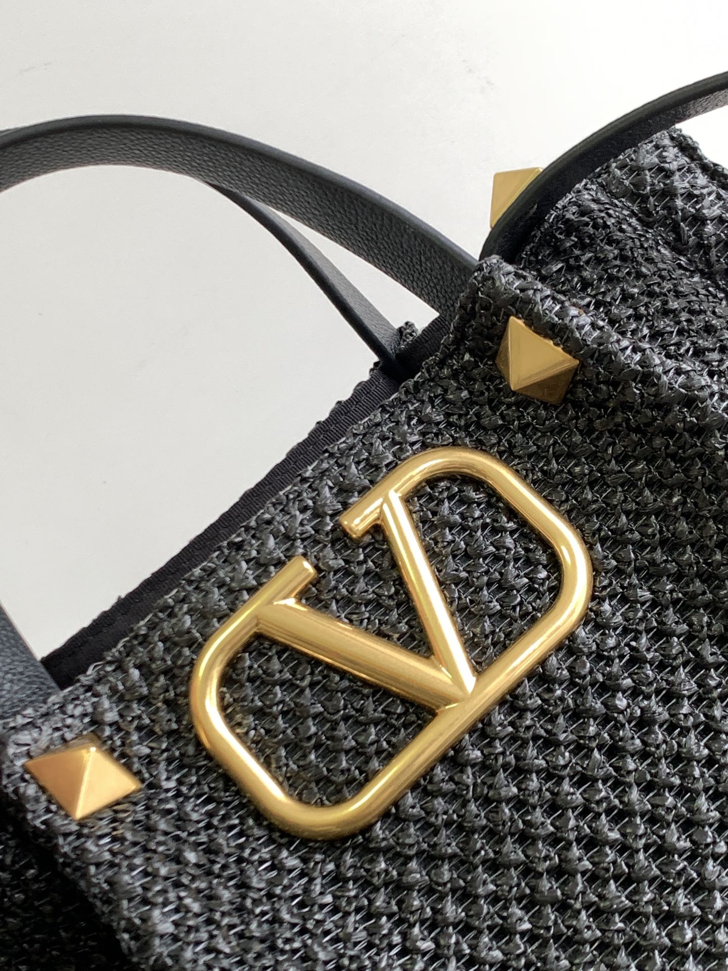 🆕🆕Valent*** 春夏托特包系列～托特包采用天然拉菲草编织打造，交织形成的空隙营造出清透质感，点缀