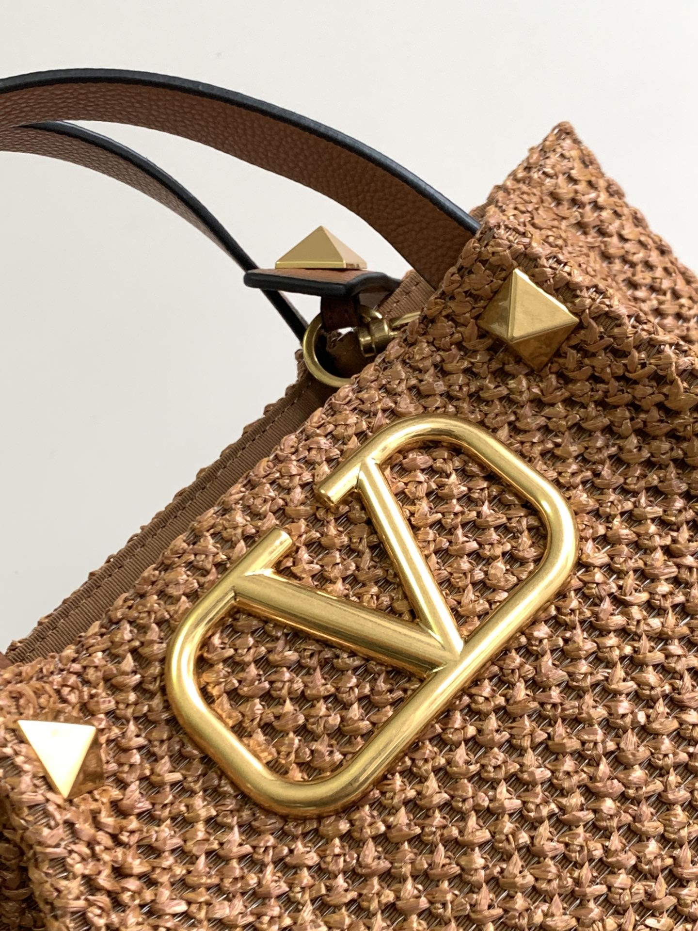 🆕🆕Valent*** 春夏托特包系列～托特包采用天然拉菲草编织打造，交织形成的空隙营造出清透质感，点缀