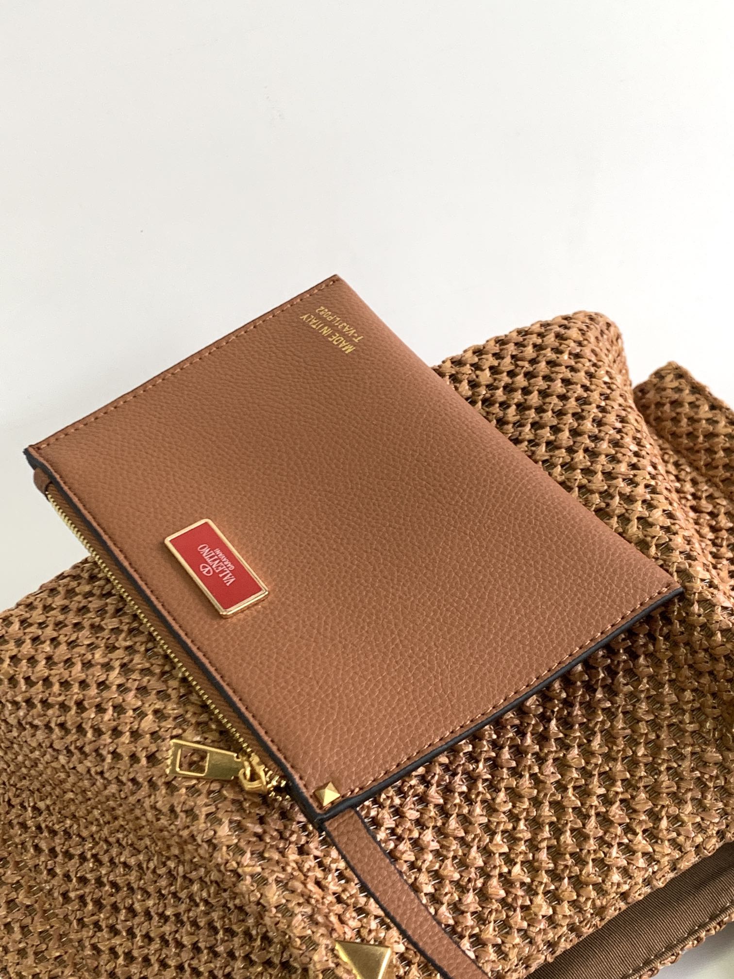 🆕🆕Valent*** 春夏托特包系列～托特包采用天然拉菲草编织打造，交织形成的空隙营造出清透质感，点缀