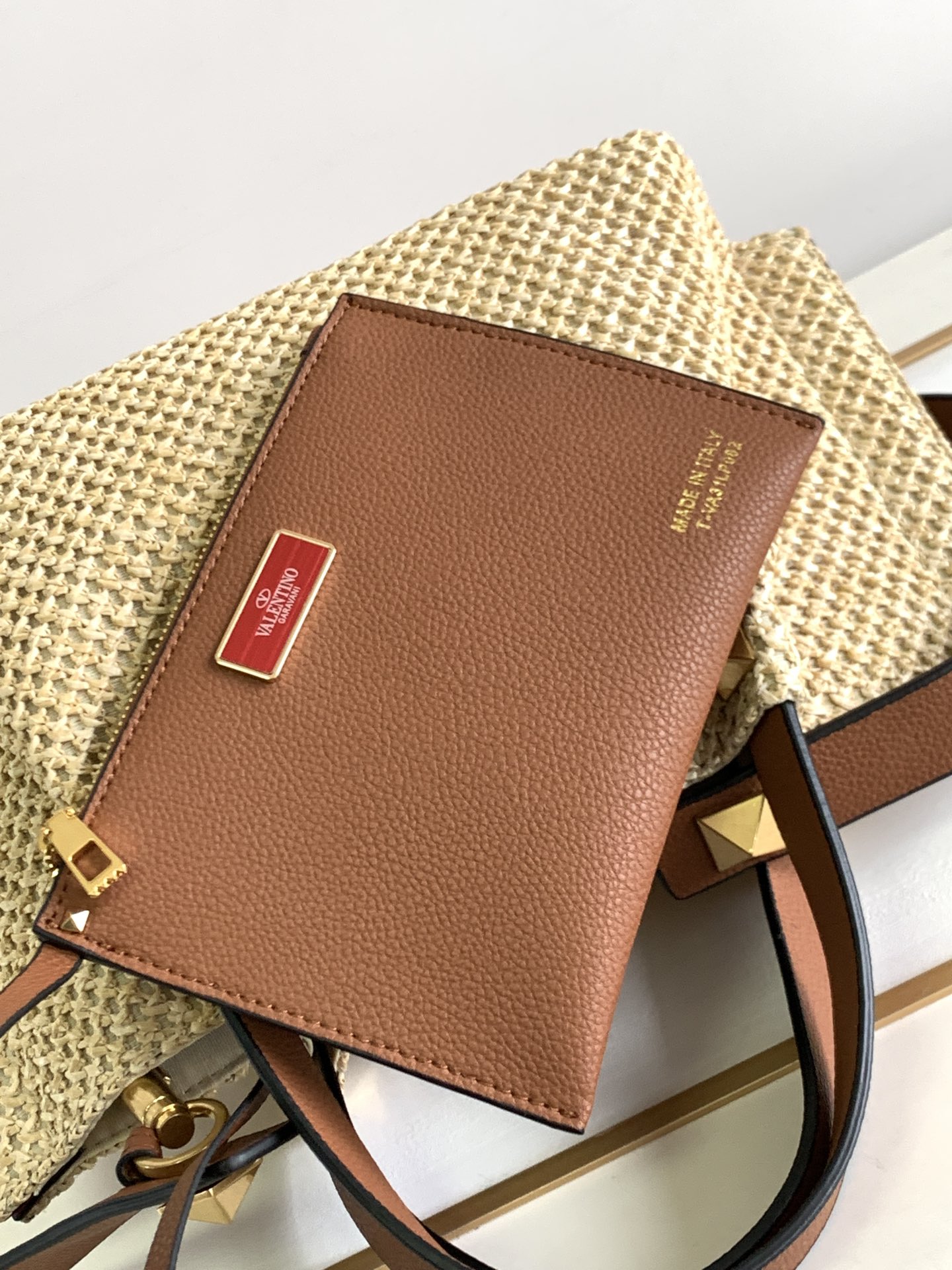 🆕🆕Valent*** 春夏托特包系列～托特包采用天然拉菲草编织打造，交织形成的空隙营造出清透质感，点缀