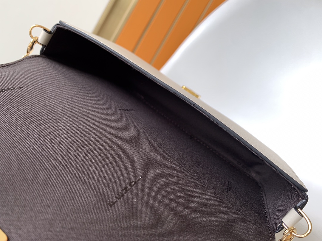 Fendigraphy链条皮夹带翻盖紧凑型FENDIography皮夹可拆卸内袋配有八个卡槽和一个拉链口