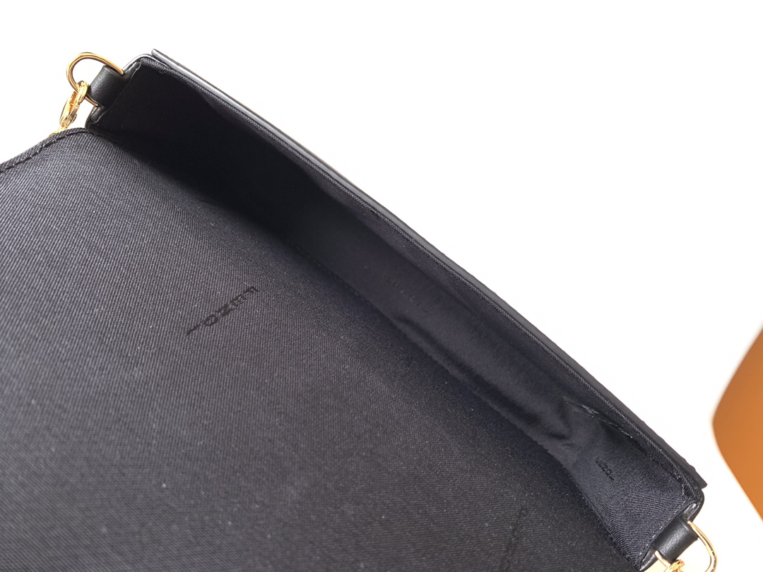 Fendigraphy链条皮夹带翻盖紧凑型FENDIography皮夹可拆卸内袋配有八个卡槽和一个拉链口