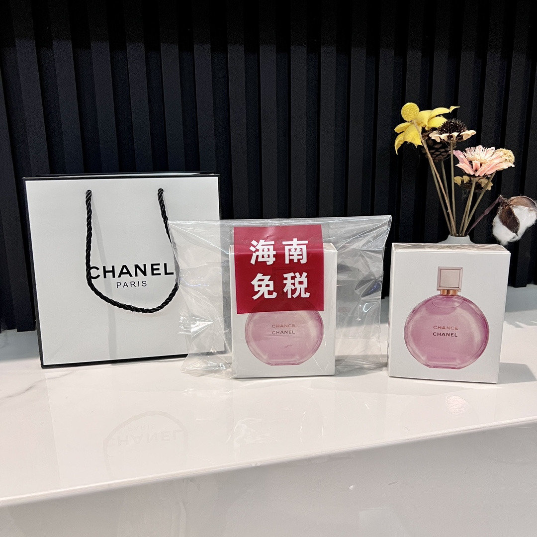 💰110 🏷CHANEL香奈儿粉邂逅浓香100ml💫 🏷海南免税内部渠道货源,正品保真✅ 情人节特供⚠️下单就送手提袋 邂逅男神的专用香水,约会时必备好物!!香奈儿粉邂逅,充满诗意的纯然嗅觉感受,被柔软温柔的氛围包裹,有了它,赶紧很甜很幸福!!这是我人生的第一瓶香水,那时候是有位幸福妈妈送的,无论是约会还是上班,那时候都会出门喷一下,就会觉得今日又是幸福的充满好运的一天!这一瓶真的用了超久,后来搬家不知为何突然找不到了,好可惜!!嗯我打开来,就是这个熟悉的味道,甜甜的,很幸福!我真的太爱邂逅柔情系列了,希望他们能给你们带去好运🍀 香奈儿粉邂逅给人温柔十足的少女感淡淡得香甜的味道! 前调:葡萄柚,木梨 中调:茉莉,风信子 后调:麝香,曳尾草,雪松。琥珀 阳光优雅又不失气质,不高调很温柔 颜值很高,玻璃金属有质感,直接吹爆‼️
