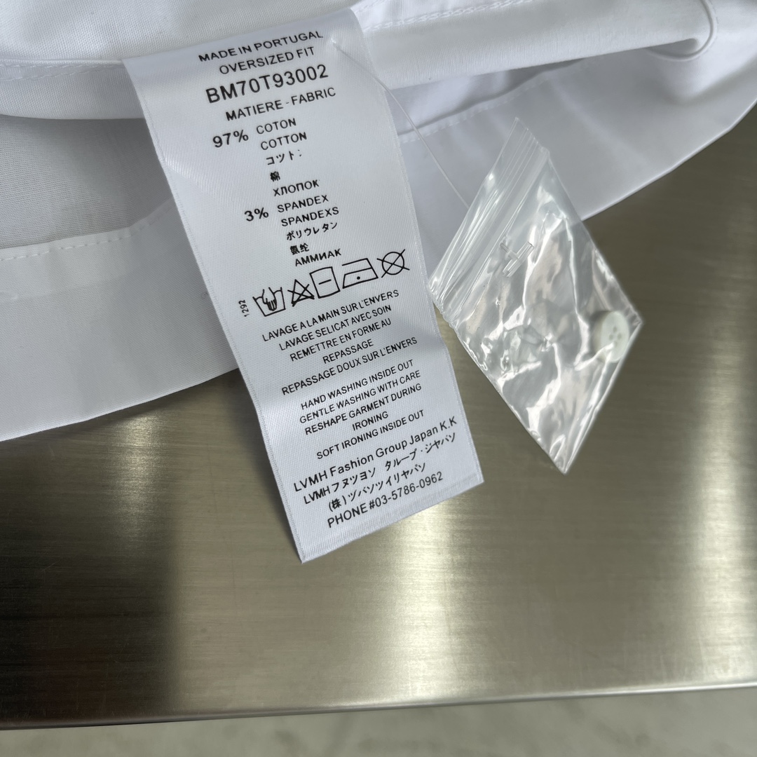 

-GVC 前后印花透底细节棉府绸衬衫。
明扣款logo贝壳扣，面料质感不错舒适透气。
尺码S-XXL