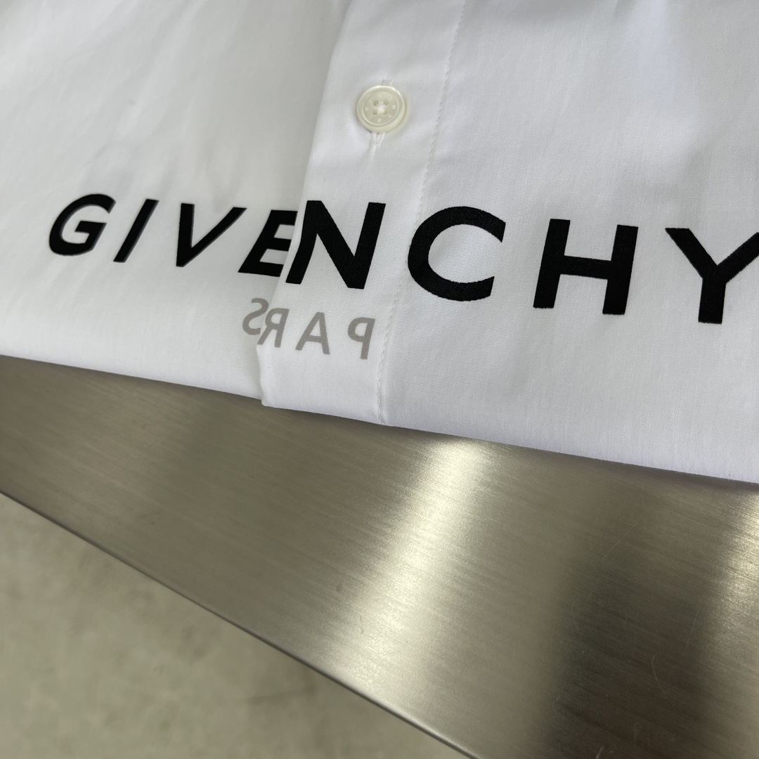 

-GVC 前后印花透底细节棉府绸衬衫。
明扣款logo贝壳扣，面料质感不错舒适透气。
尺码S-XXL