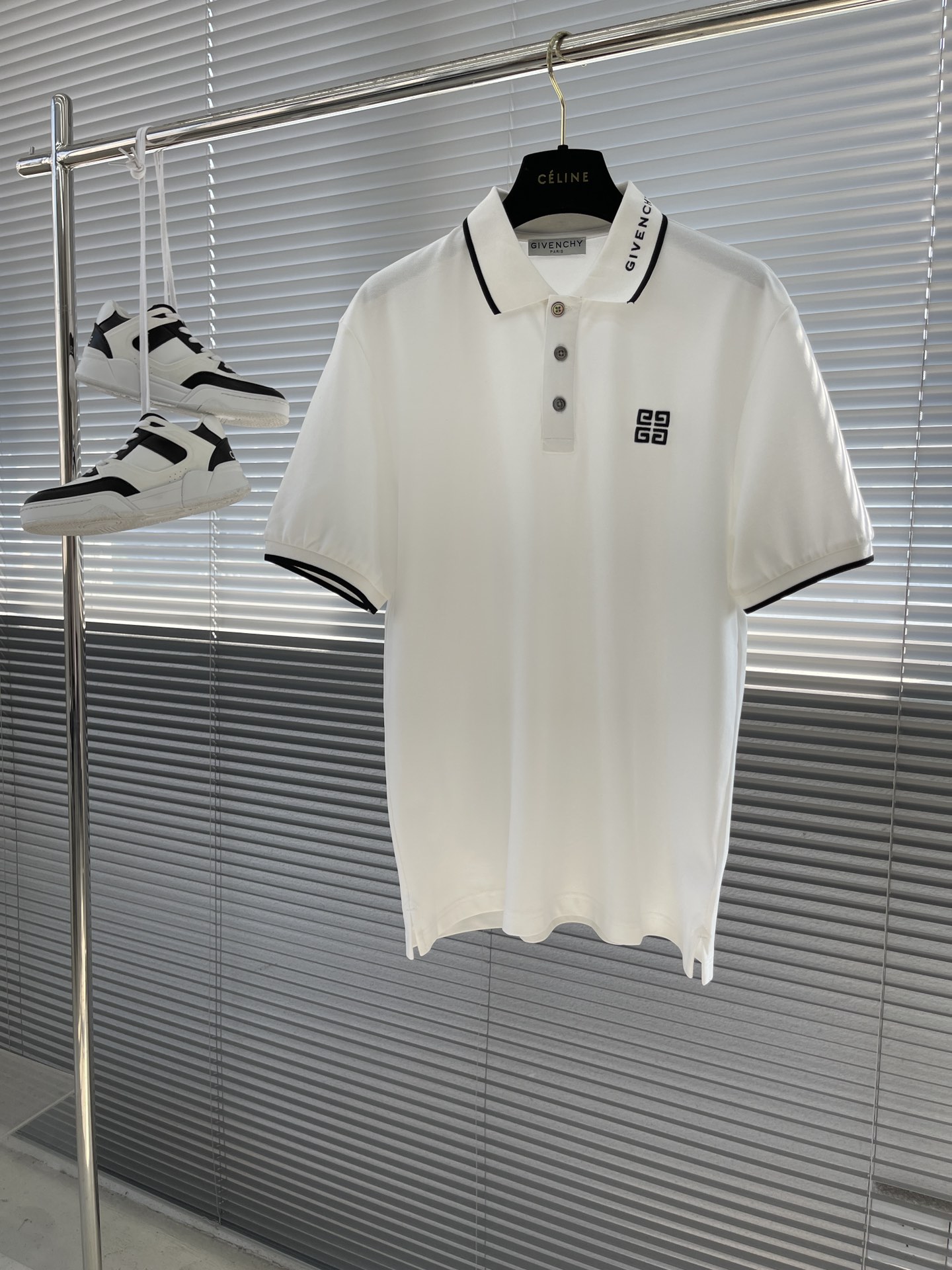 NO:431832,-GVC 25ss new GVC short-sleeved lapel polo shirt, selected customers to provide customized mesh flooring cotton fabrics carefully made. The texture of bead flooring cotton fabric is more comfortable and skin-friendly than ordinary cotton fabrics. The surface is tight and delicate mesh texture, which has excellent sweating and breathability, and is comfortable and not stuffy. It is a versatile and pleasant summer first choice!  The classic 4Glogo black and white color combination makes the whole item look brand new, and you won’t feel that it’s too basic and mediocre. The upper body is super fashionable and luxurious and recognizable!  The casual and conventional style cutting technology has no limitations on any body shape. It can be worn alone or inside, creating different dressing styles!  Code number M-XXL, T-shirt,alexander wang19860909-GVC 25ss新品GVC短袖翻领polo衫,甄选客供定织网眼珠地棉布精心制作而成,珠地棉面料的质感相比于普通棉布更加舒适亲肤,表面紧密细致的网孔纹理,排汗透气性极佳,着身舒爽不闷热,属于百搭宜人的夏日首选单品！经典4Glogo黑白配色让整件单品焕然一新,不会觉得太过基础平庸,上身超级时髦且富有奢华辨识度！休闲常规的版型裁剪工艺,对任何身材都没有局限性,可单穿、可内搭,塑造出不同的穿衣造型！ 码数M-XXL,,T-shirt,alexander wang,Men's clothing