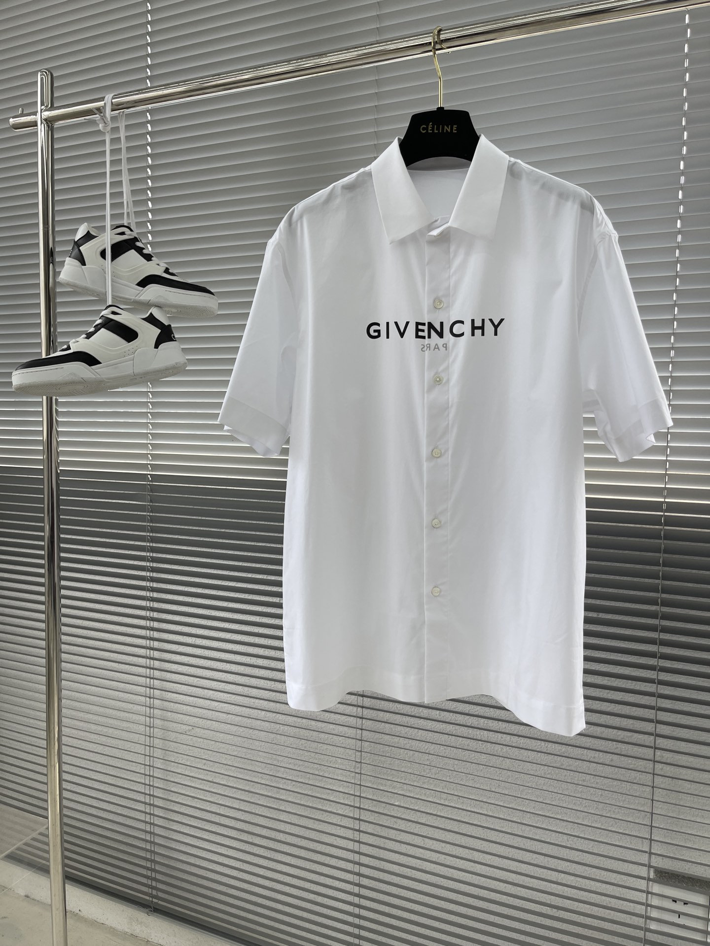 

-GVC 前后印花透底细节棉府绸衬衫。
明扣款logo贝壳扣，面料质感不错舒适透气。
尺码S-XXL