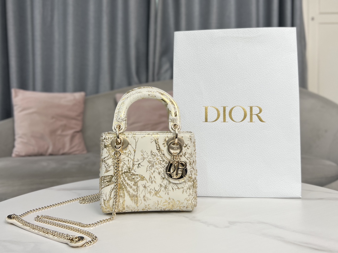 Dior Lady Dio, r three-frame embroidered magpie gold beads, with imported sheep tendons inside, carefully made of white cow leather, fashionable