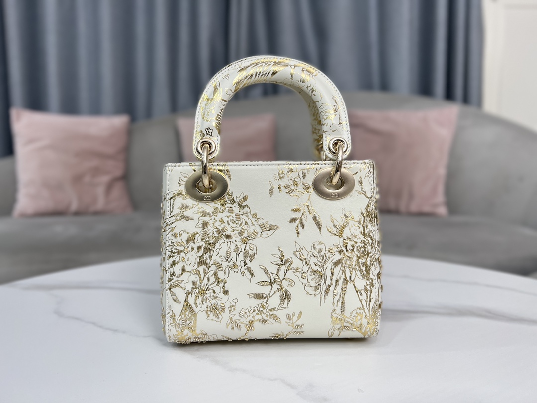 Dior Lady Dio, r three-frame embroidered magpie gold beads, with imported sheep tendons inside, carefully made of white cow leather, fashionable