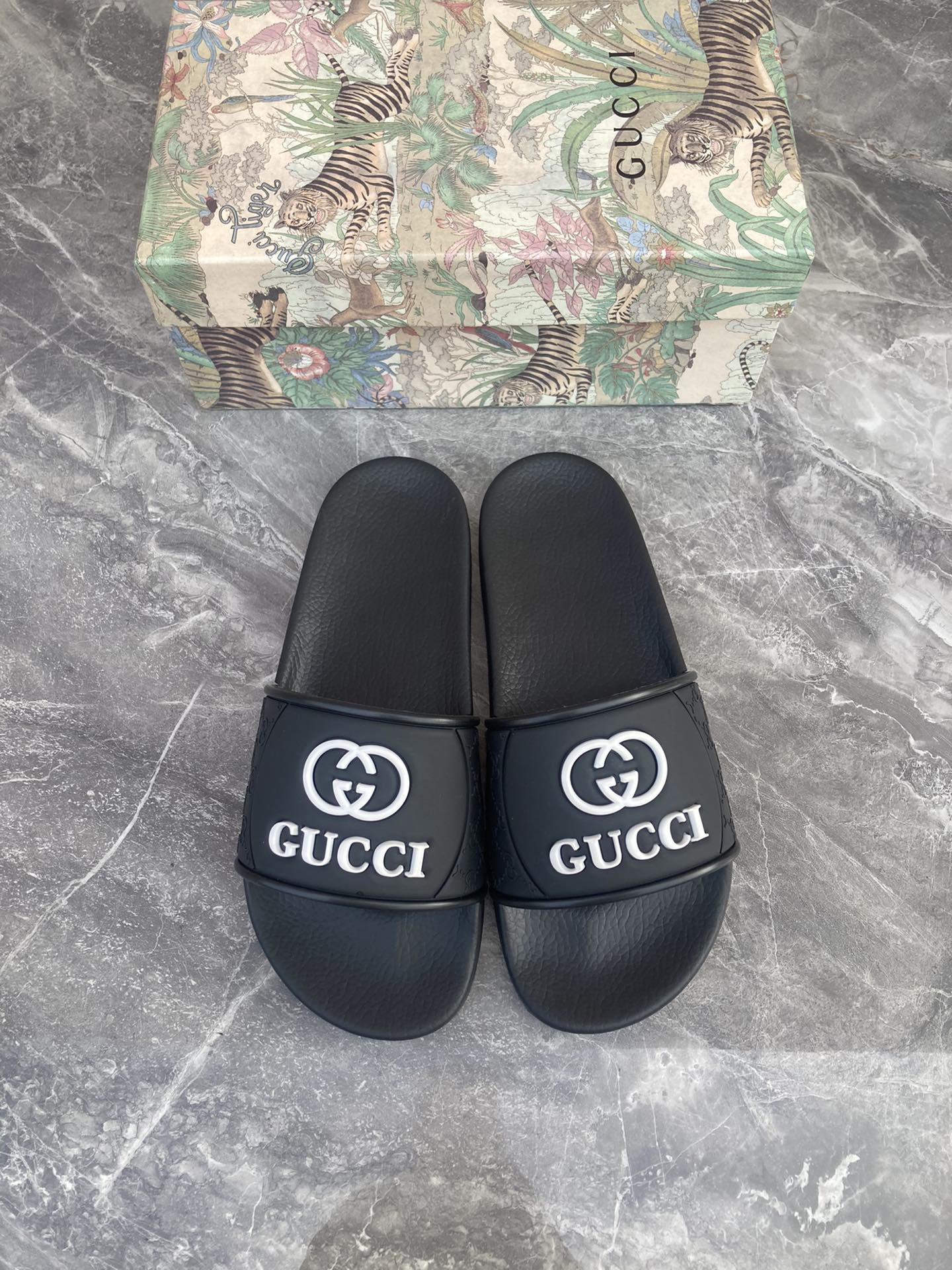 Gucci Buty Letnie kapcie Mężczyźni