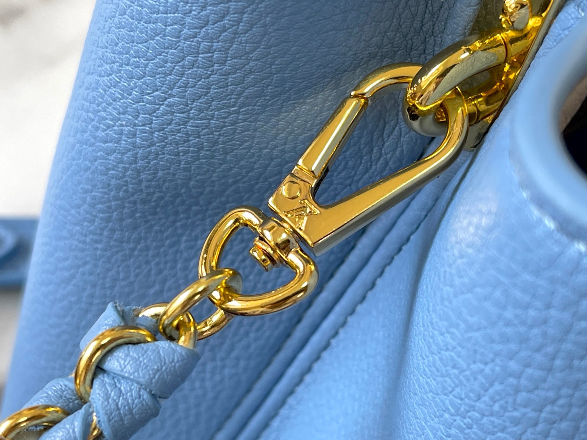 独家实拍-M21886蓝色本款CapucinesBB手袋以Taurillon皮革宣示摩登气场其皮革编织链