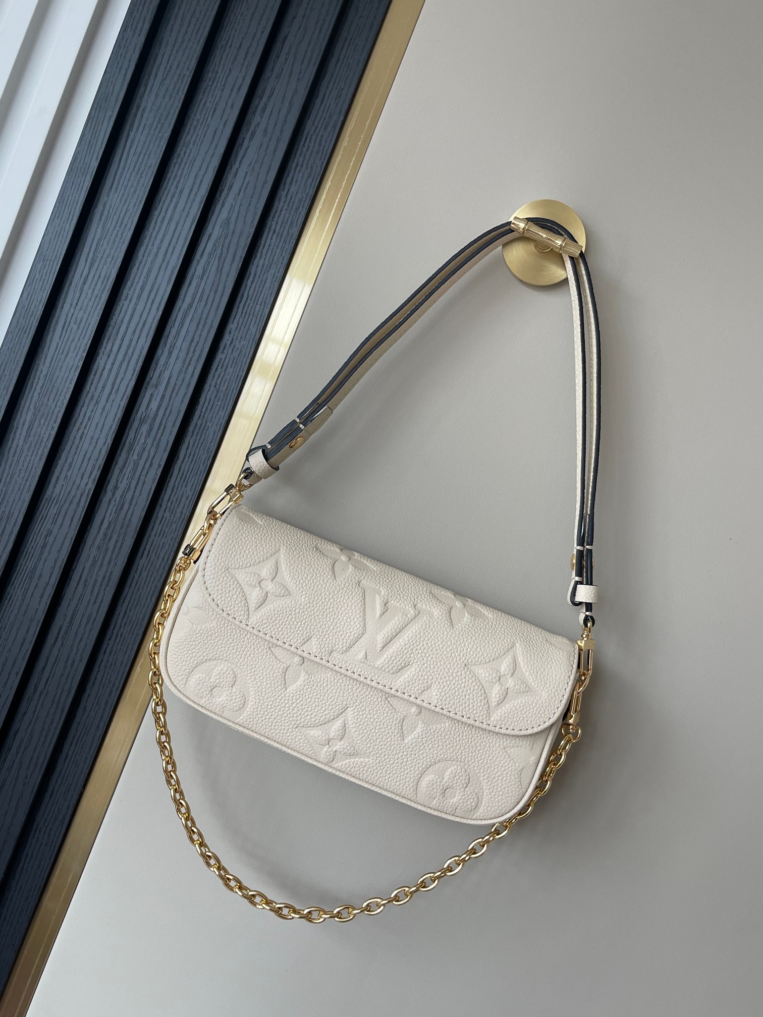 M82210 Bolso de cadena de cuero beige serie Cartera con cadena Bolso Ivy