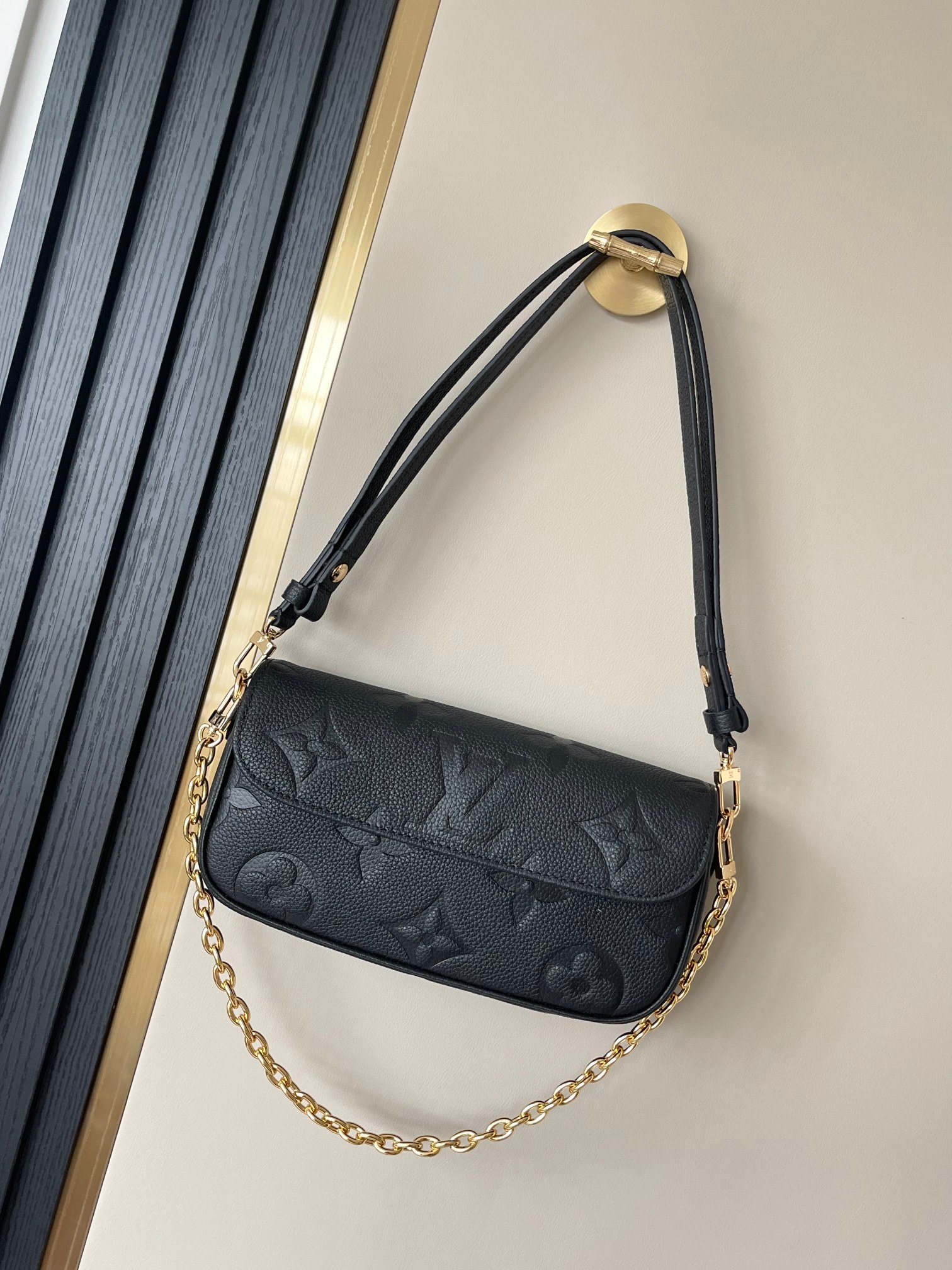 M82154 bolso de cadena de cuero negro serie Wallet On Chain bolso Ivy